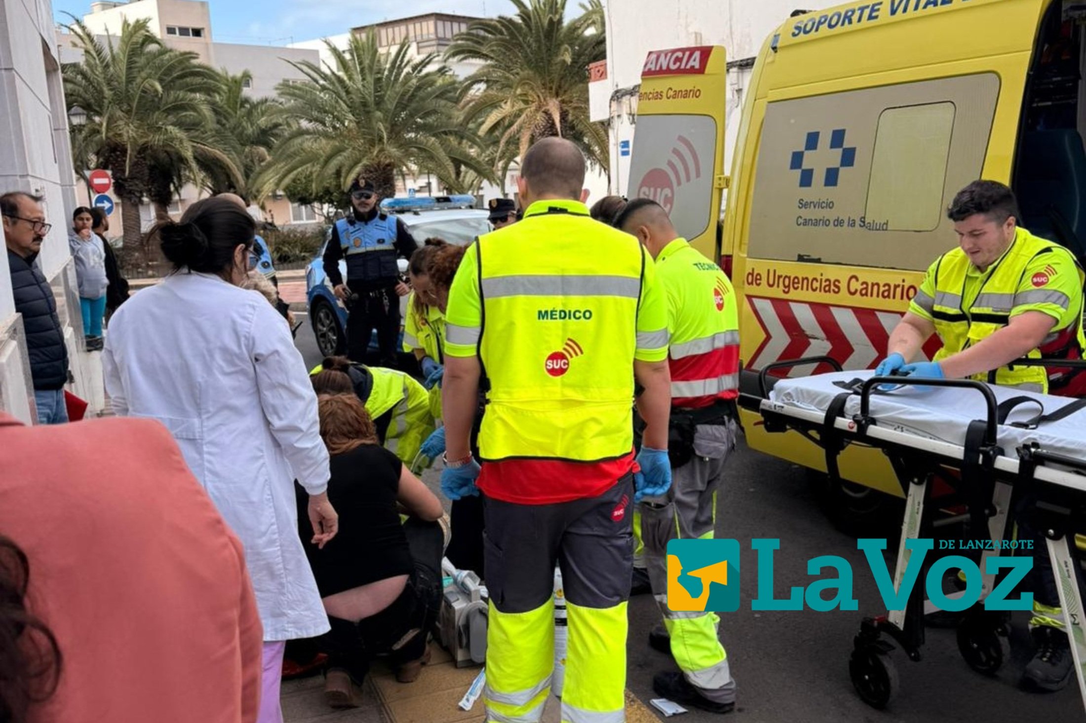 Servicios de emergencias atendiendo a la mujer. Foto: La Voz Servicios de emergencias atendiendo a la mujer. Foto: La Voz