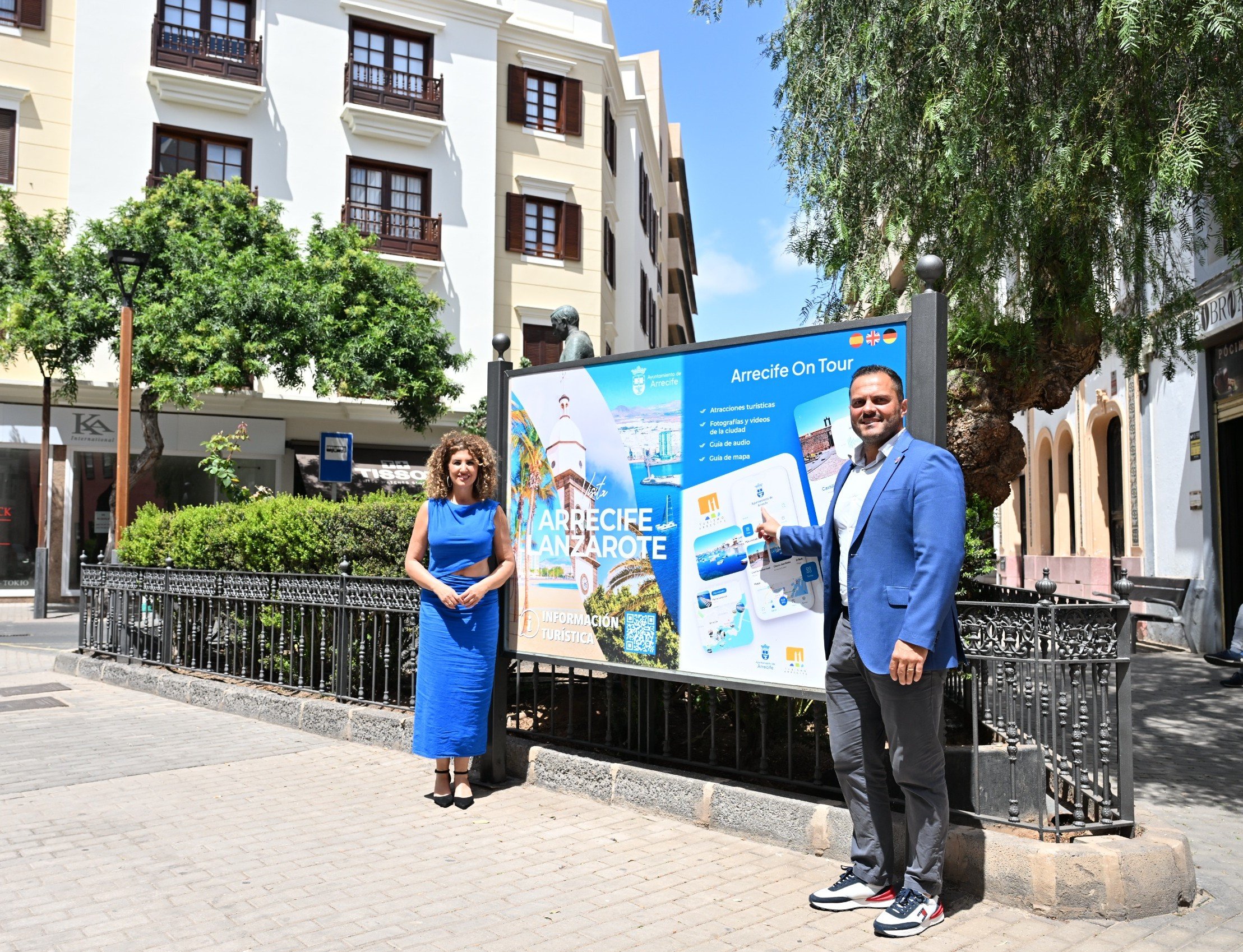 El alcalde de Arrecife Yonathan de León y la concejala de Turismo Eli Merino ante los renovados paneles turísticos que incorporan QR para difusión . En una de las zonas de Arrecife