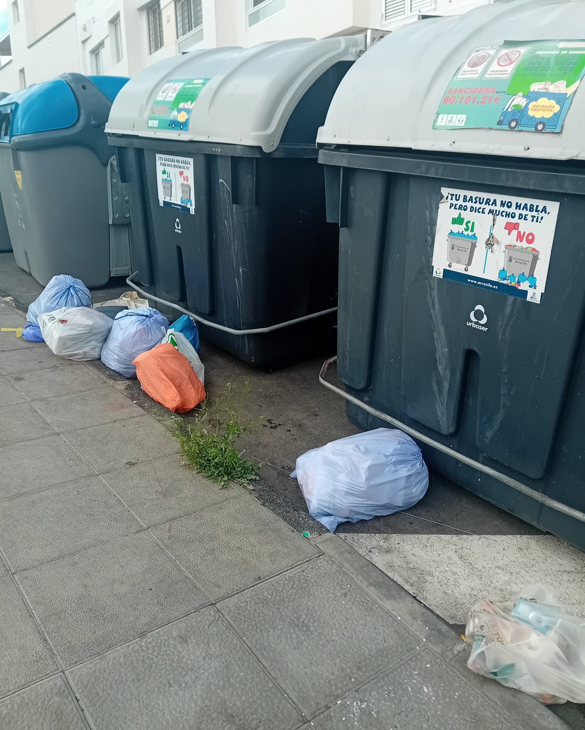 Acumulación de basura y residuos en Arrecife Acumulación de basura y residuos en Arrecife