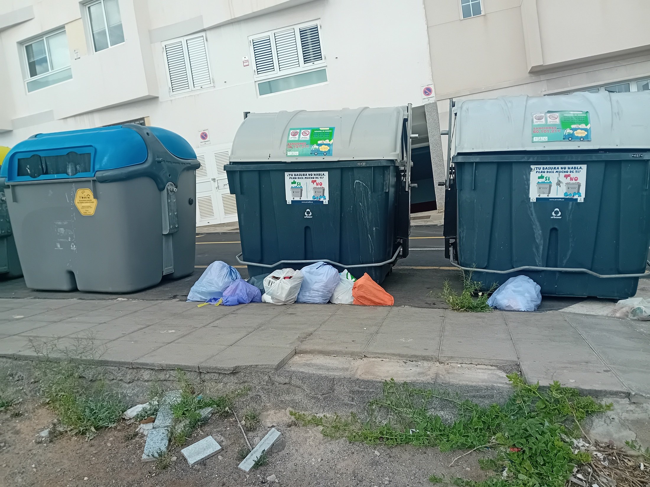 Acumulación de basura y residuos en Arrecife Acumulación de basura y residuos en Arrecife