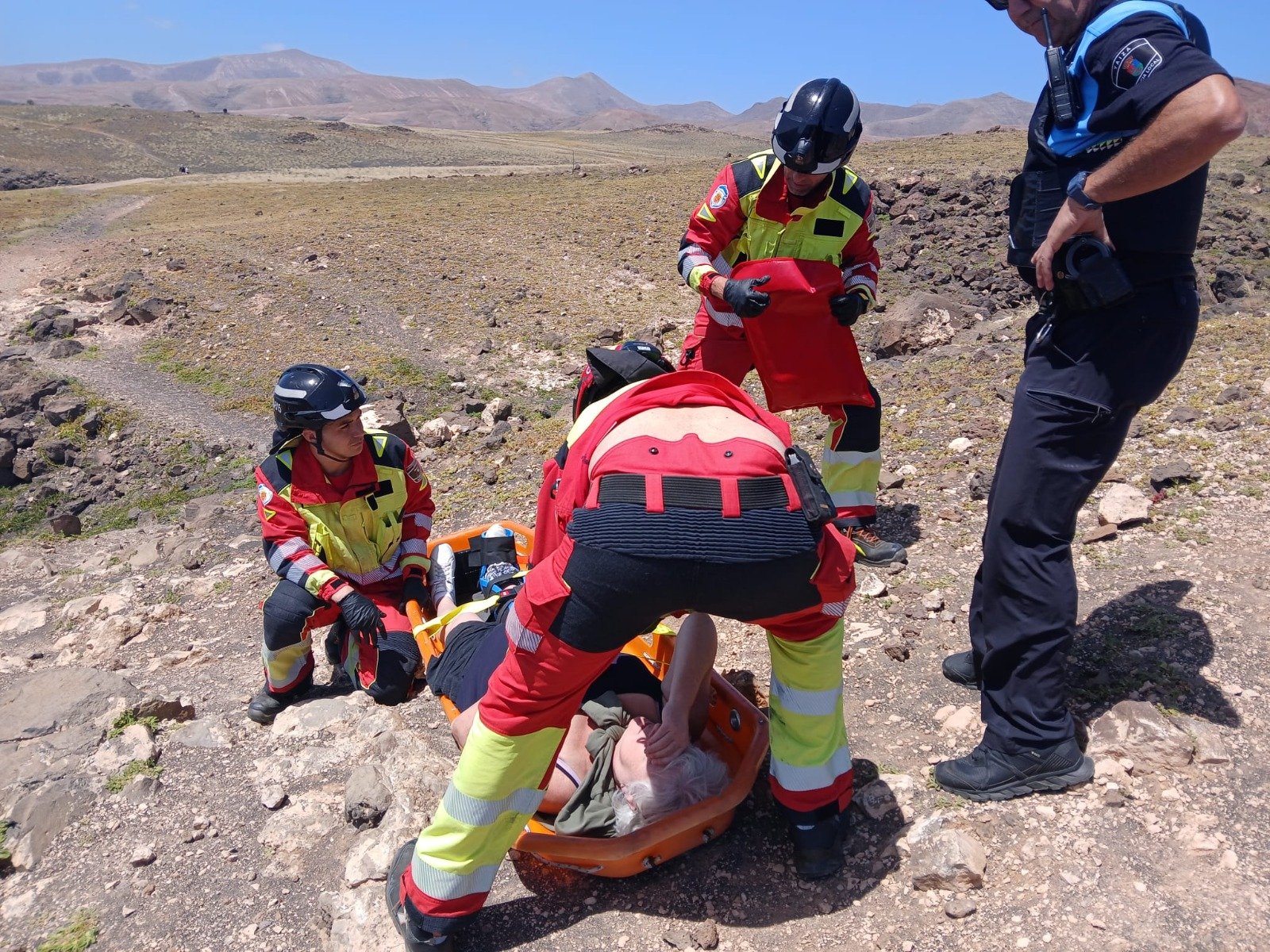 Rescate de una persona en el camino entre Puerto Calero y Playa Quemada 