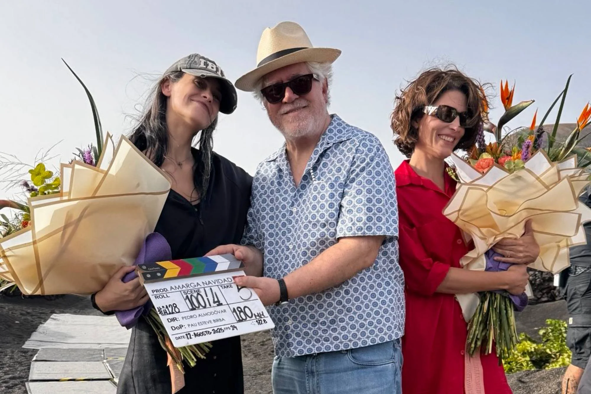 Bárbara Lennie, Pedro Almodóvar y Milena Smit al final del rodaje de Amarga Navidad en Lanzarote. Foto: El deseo.