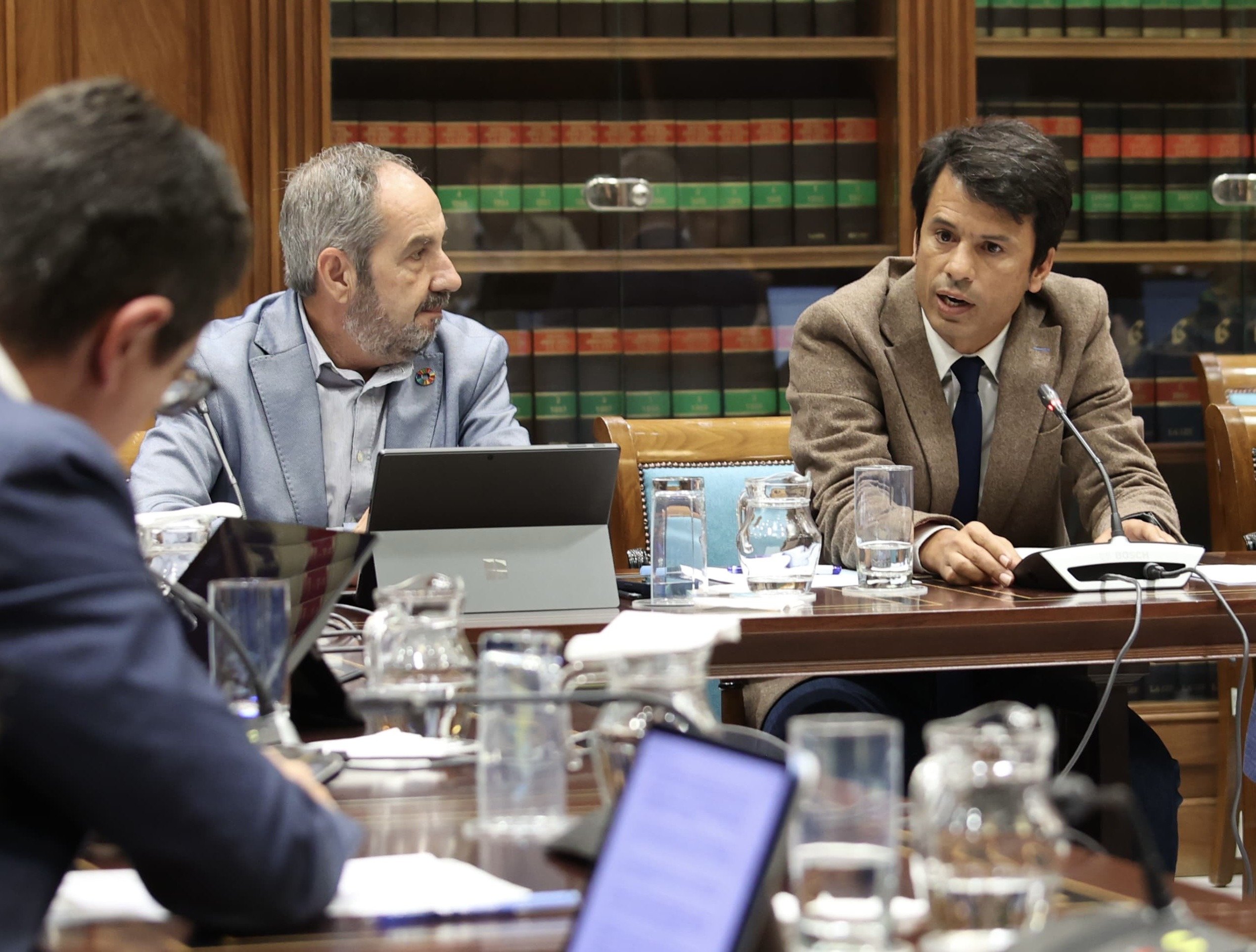 Marcos Bergaz (PSOE) durante una pregunta parlamentaria al consejero de Vivienda Pablo Rodriìguez 