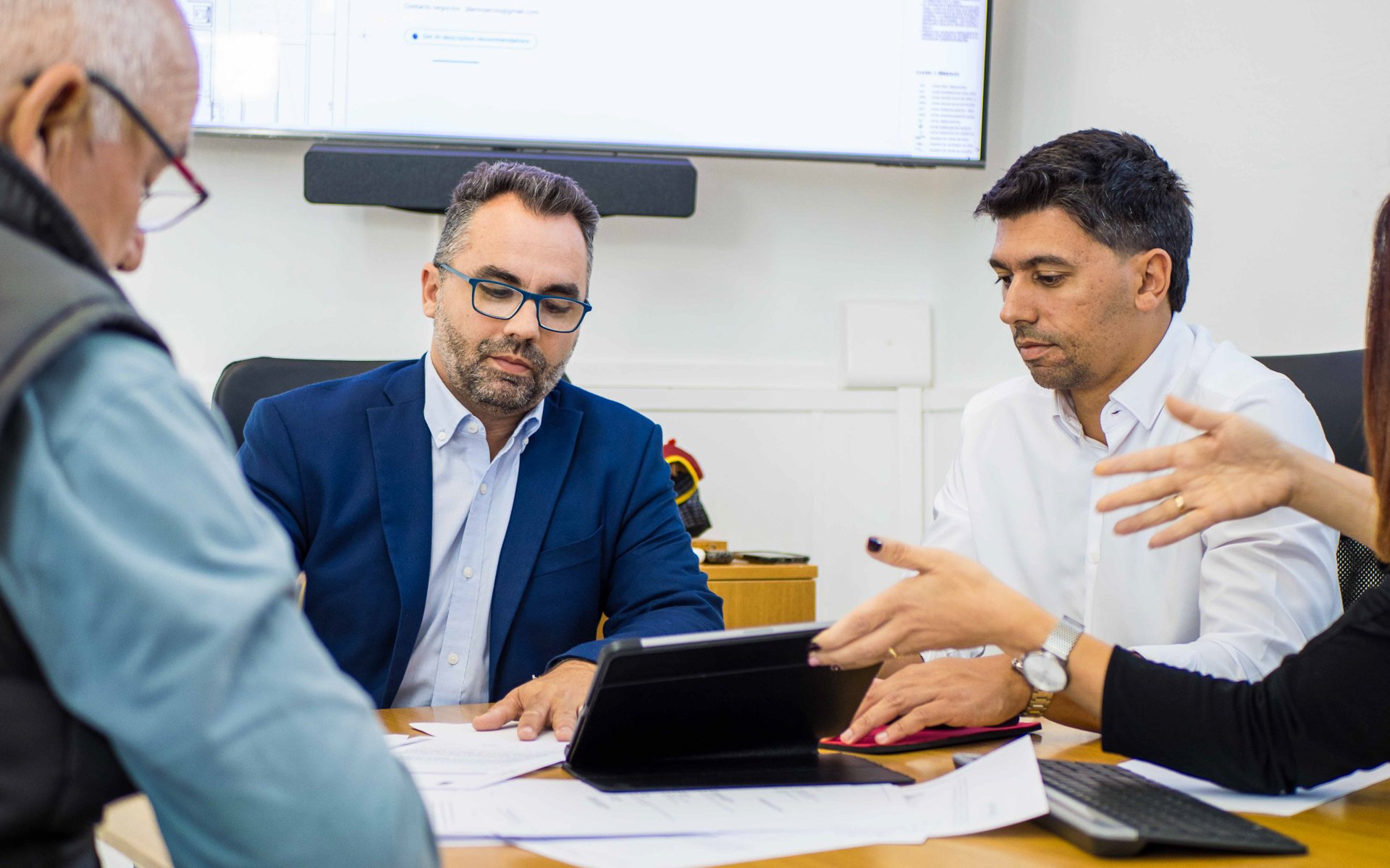 Maciot Cabrera junto a Echedey Eugenio en una reunión de trabajo.