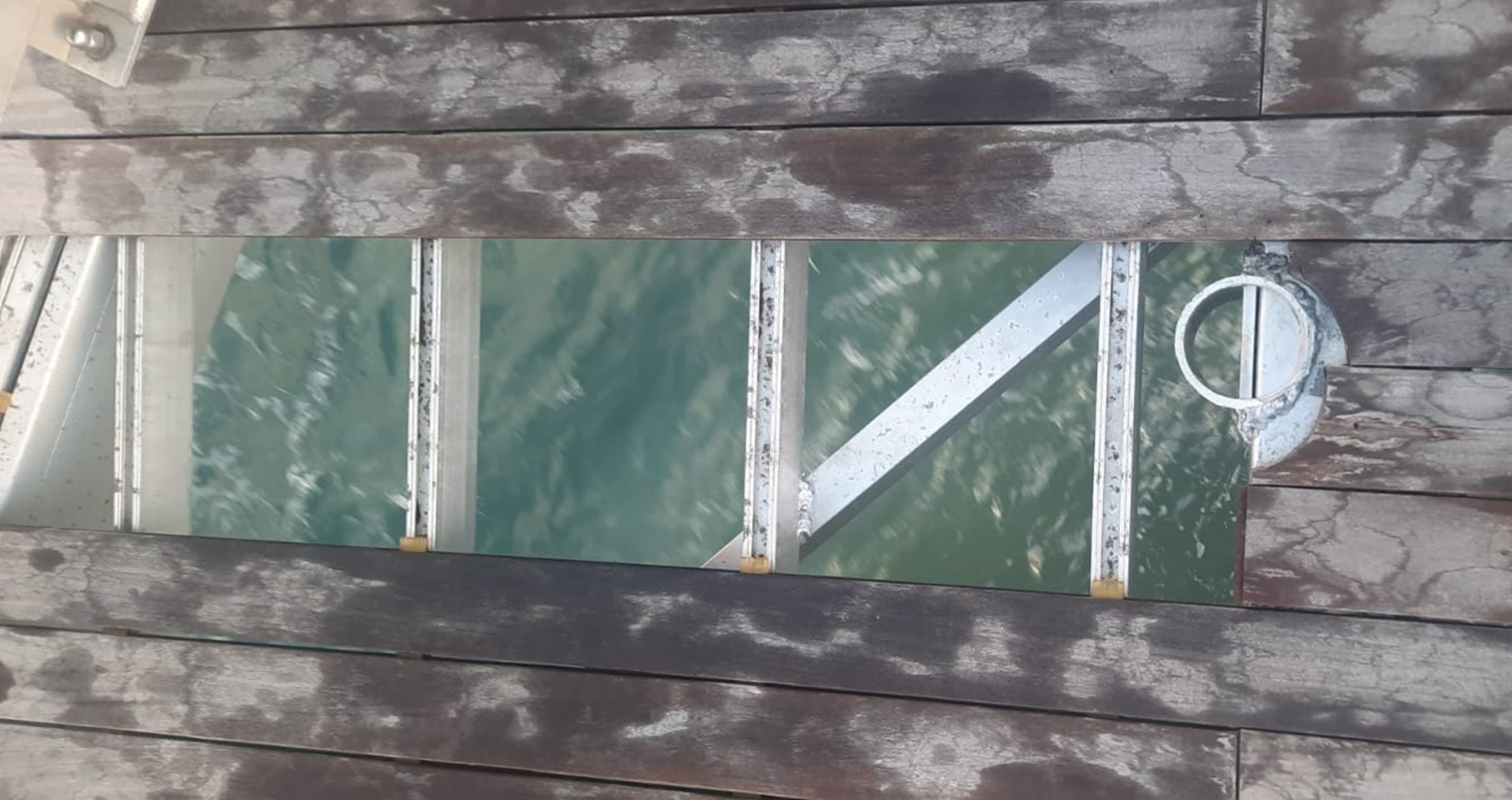 Desperfectos en la pasarela de Arrieta