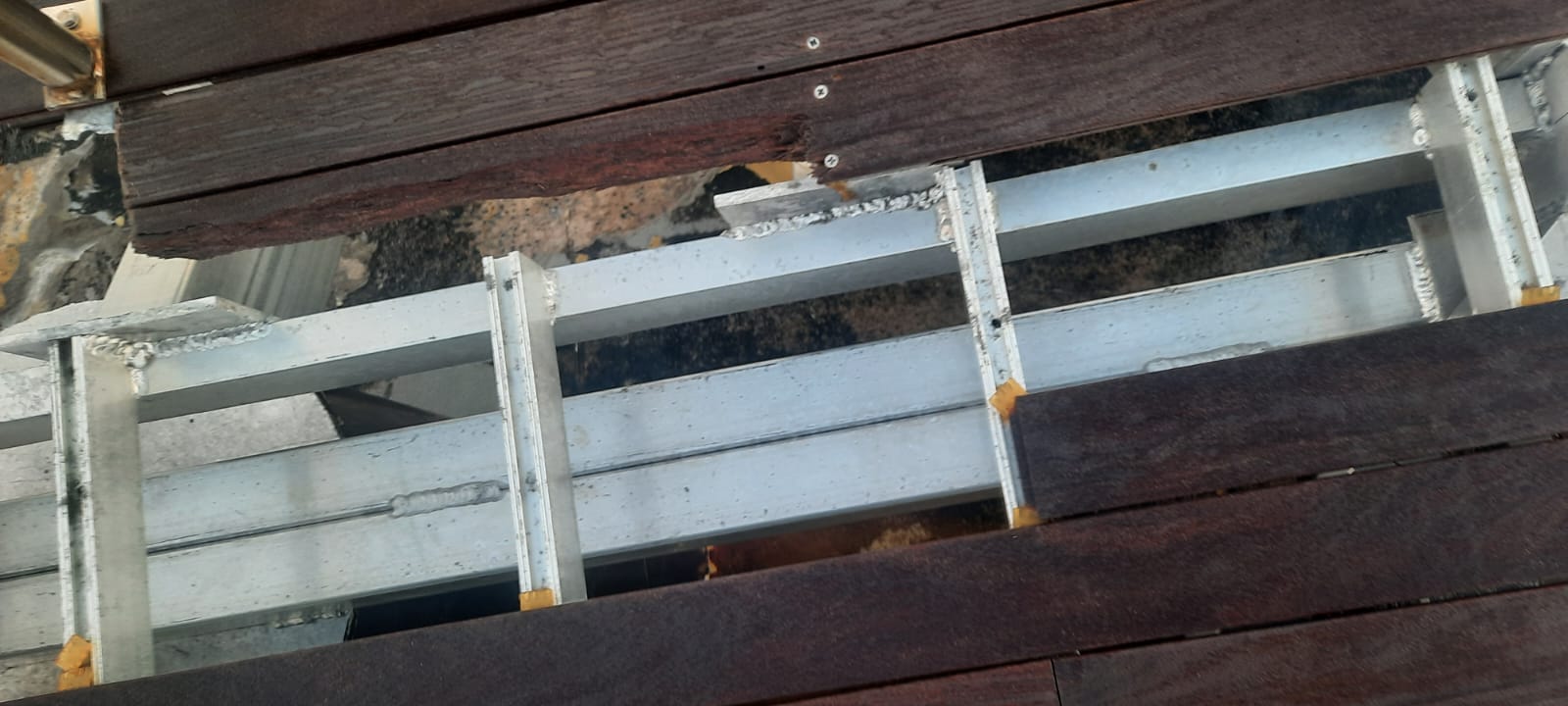 Desperfectos en la pasarela de Arrieta