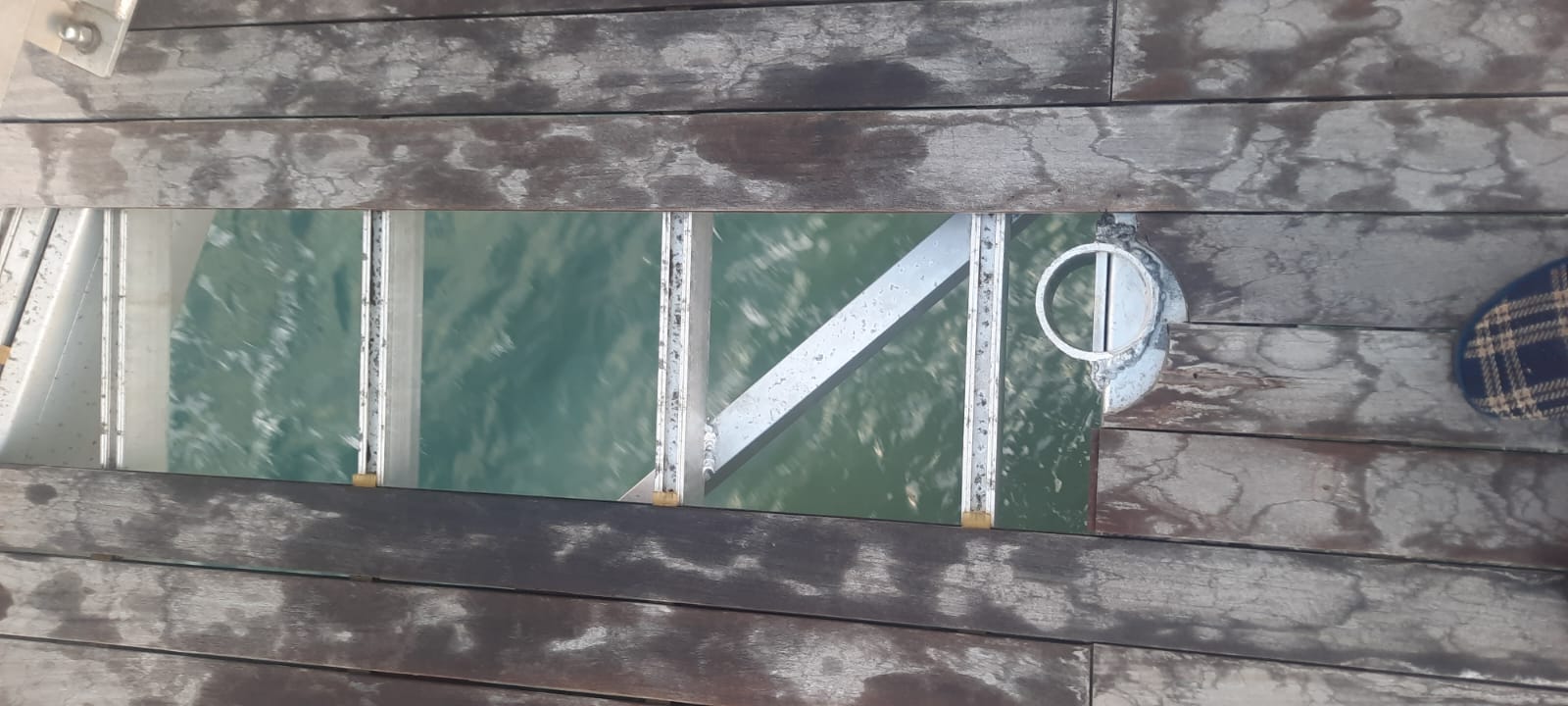 Desperfectos en la pasarela de Arrieta