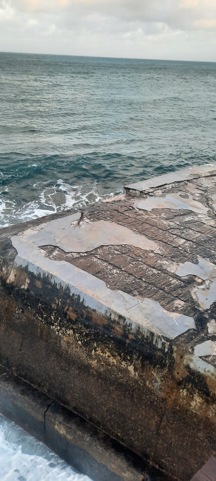 Desperfectos en la pasarela de Arrieta