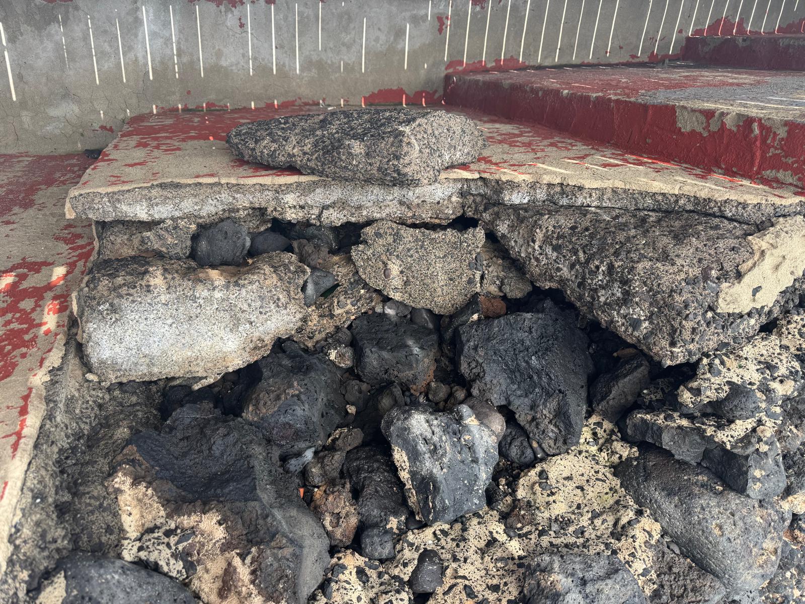 Desperfectos en la pasarela de Arrieta