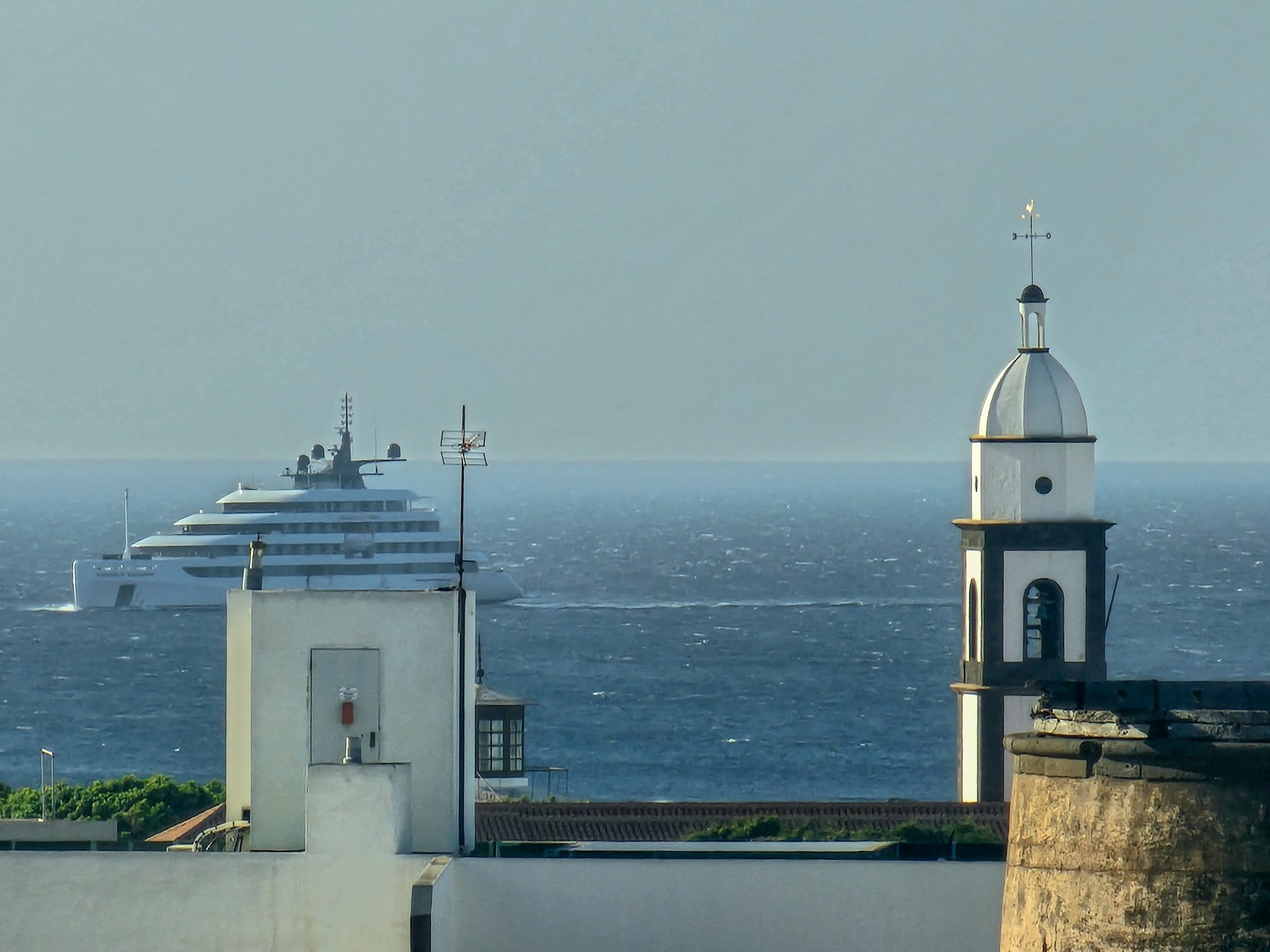 El crucero boutique Emerald Azzurra aproximándose a Arrecife el pasado jueves 9 de abril de 2026
