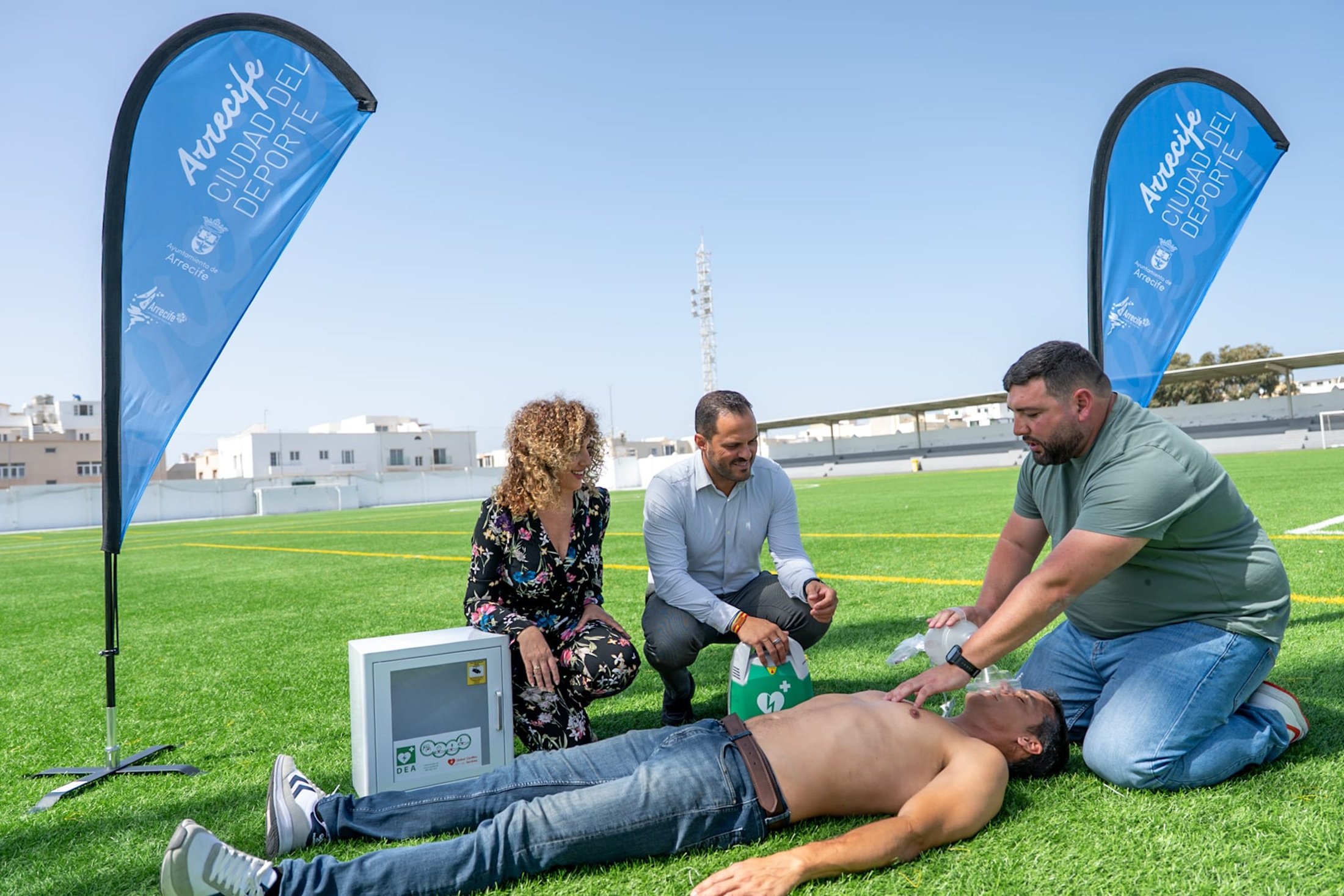 El alcalde de Arrecife Yonathan de León y la concejala de Deportes, Eli Merino, presentan los nuevos desfibriladores instalados
