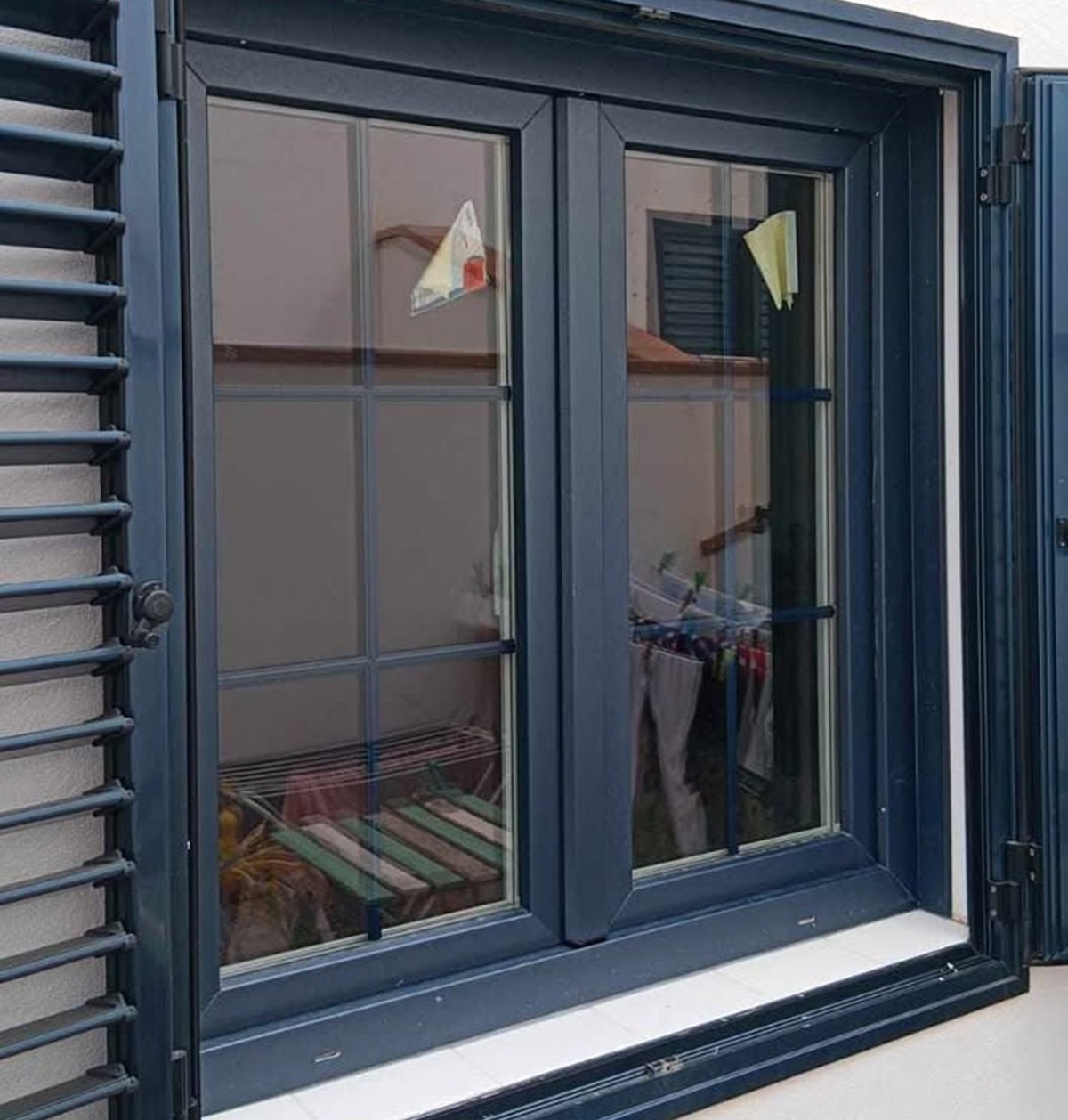 Una de las ventanas sustraídas