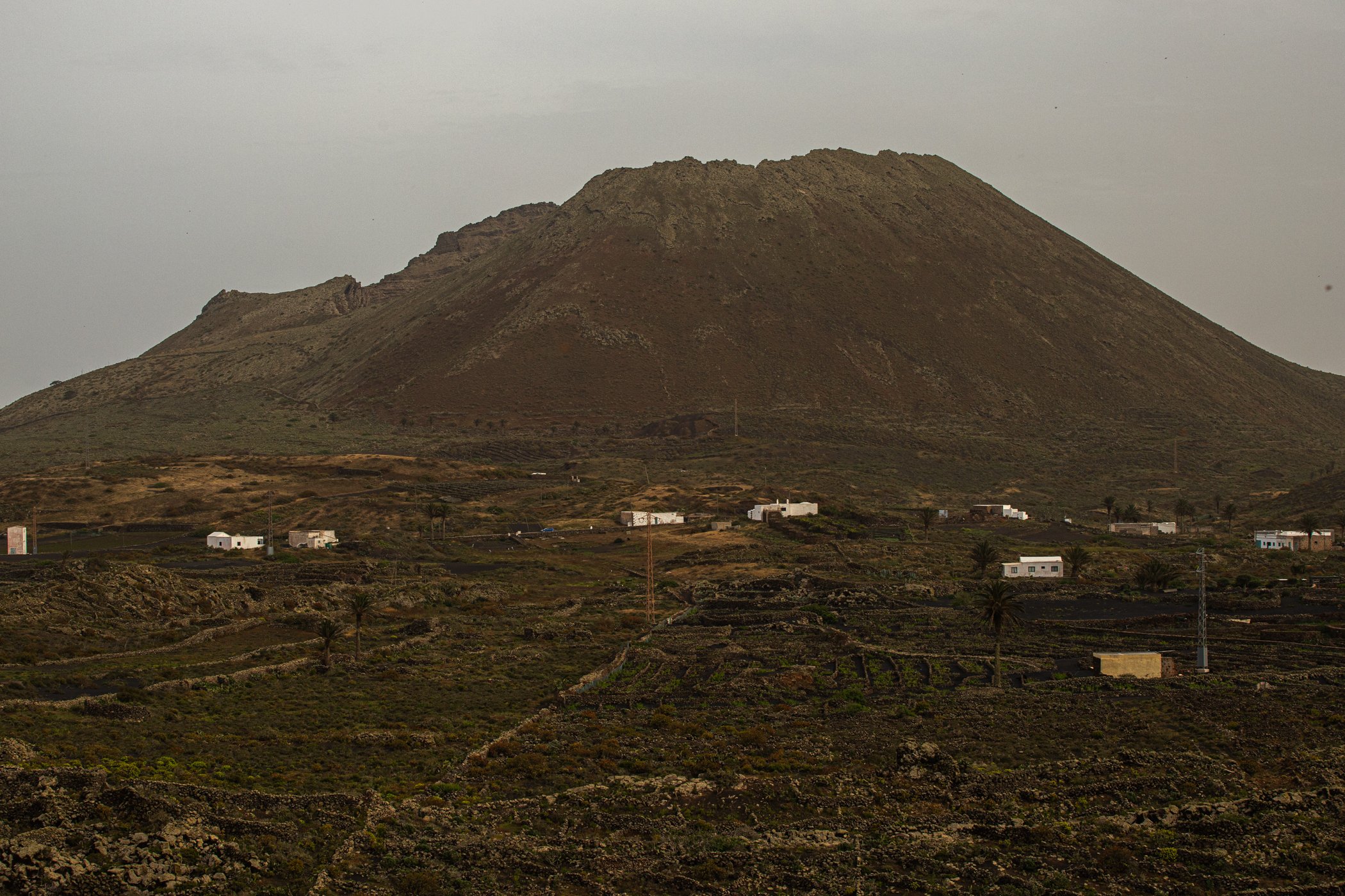 Volcán de La Corona durante un episodio de calima. Foto: Andrea Domínguez.