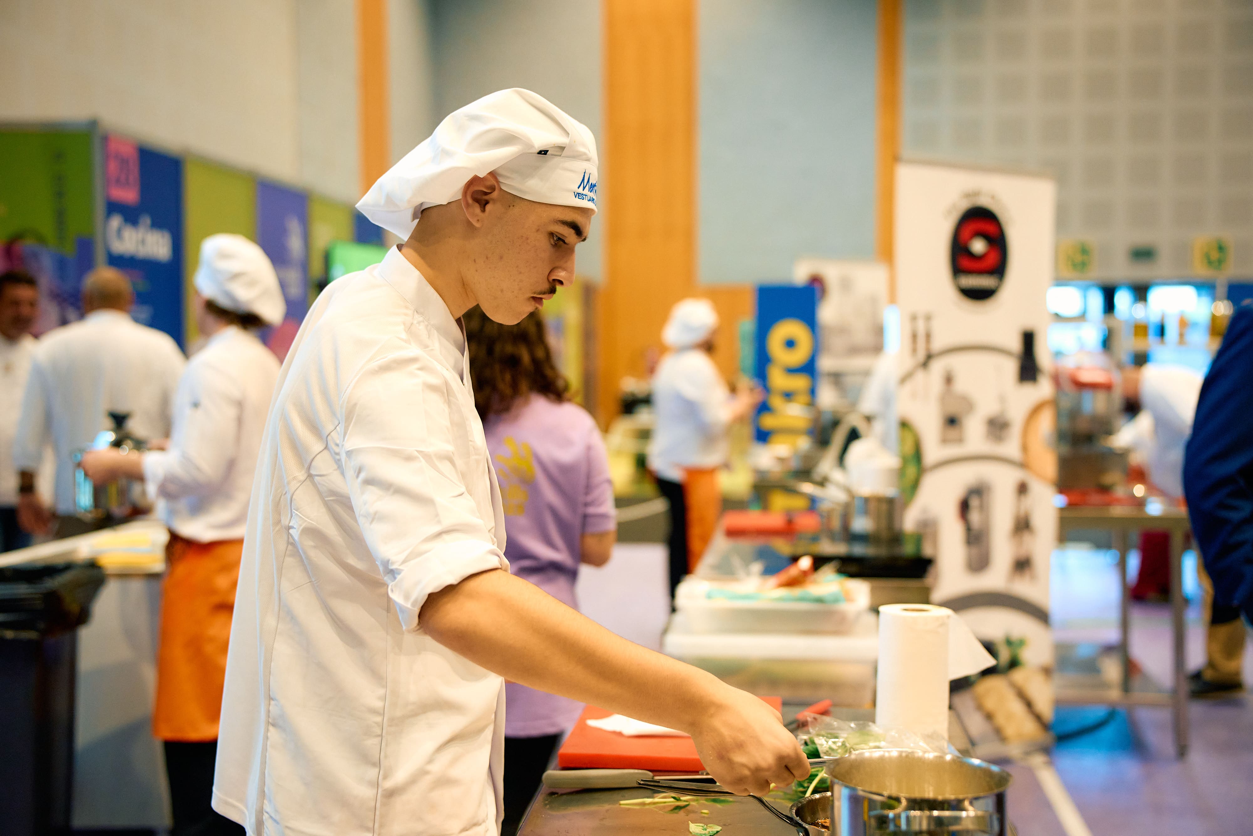 Imagen de archivo de alumnado de FP en trabajos de cocina