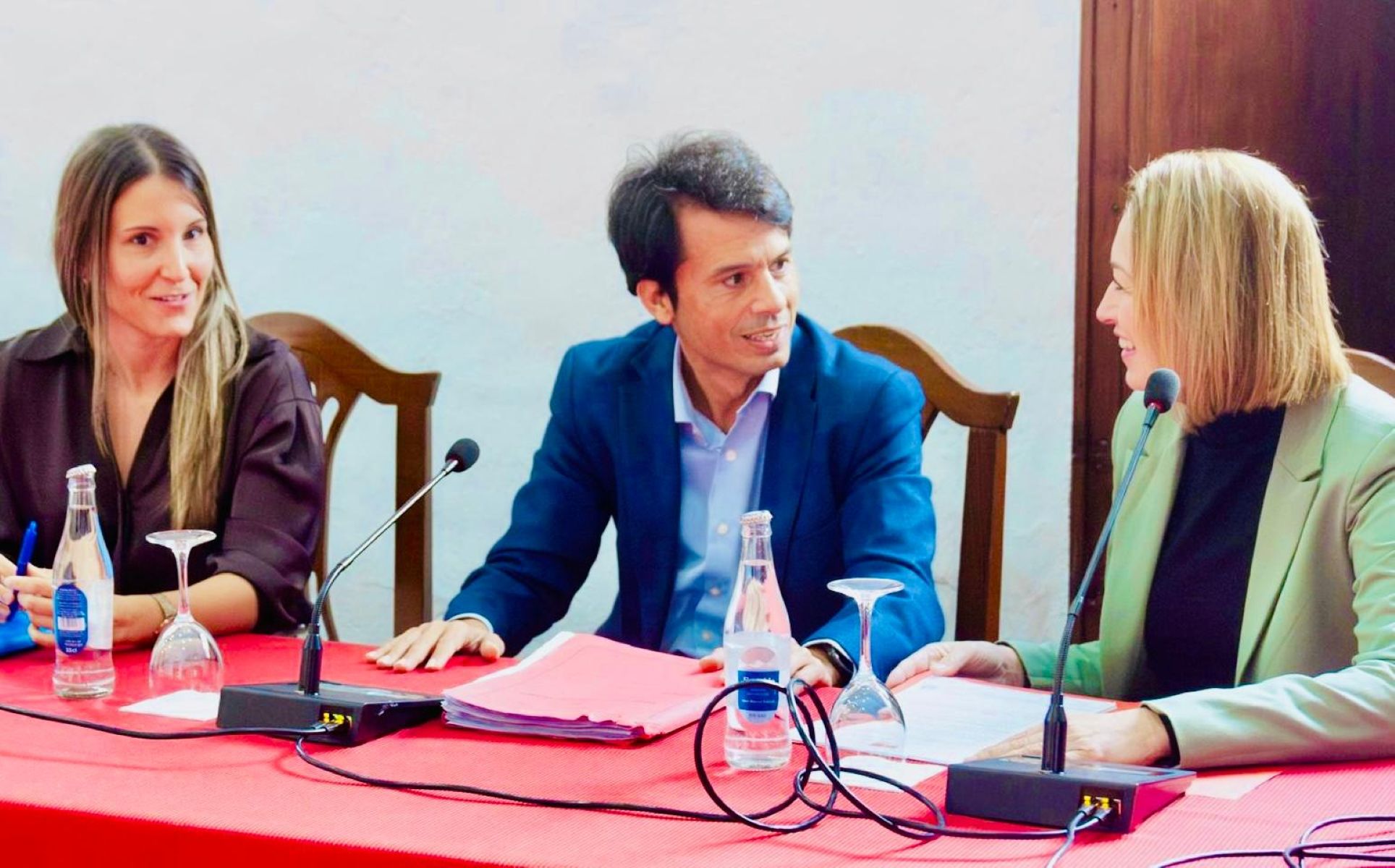 Marcos Bergaz (PSOE) junto a las concejalas Jenifer Galán y Sabina Vizcaíno