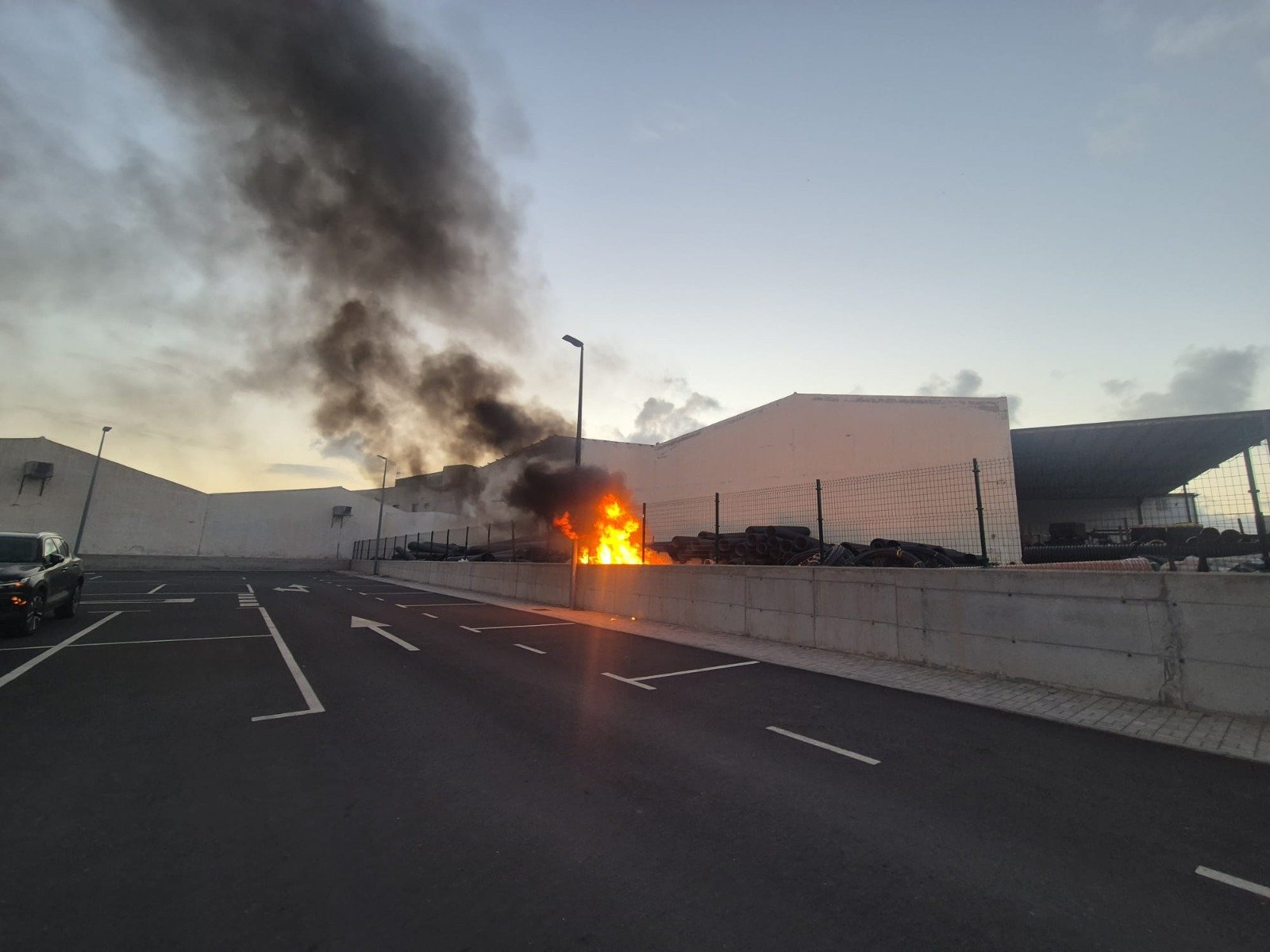 Incendio cerca del Hospital Molina Orosa 