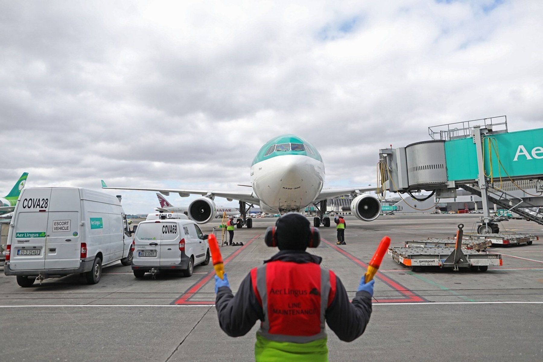 Un avión de Aer Lingus frente a un empleado de mantenimiento.