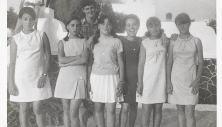 Jóvenes en la plaza de Los Remedios en Yaiza. Foto de la colección deJulia Cabrera Reyesff