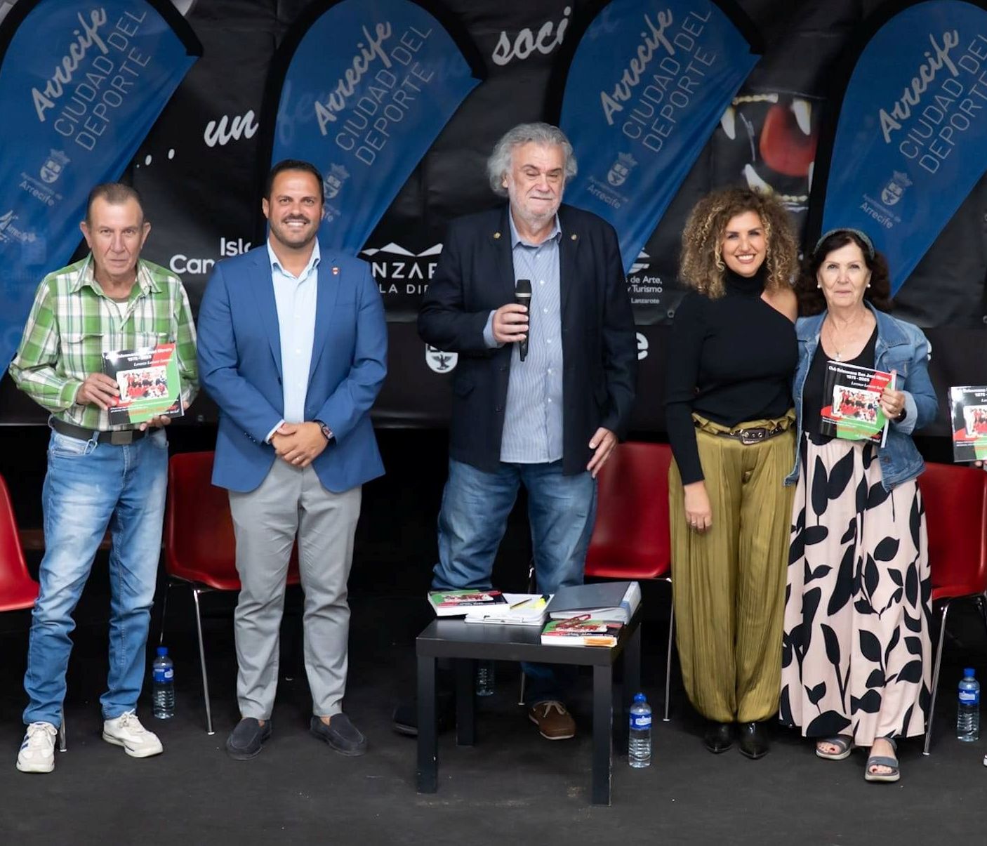 Los primeros libros fueron para personas que han estado unidas a la historia del barrio de Titerroy y la creación del Club San José Obrero (1)