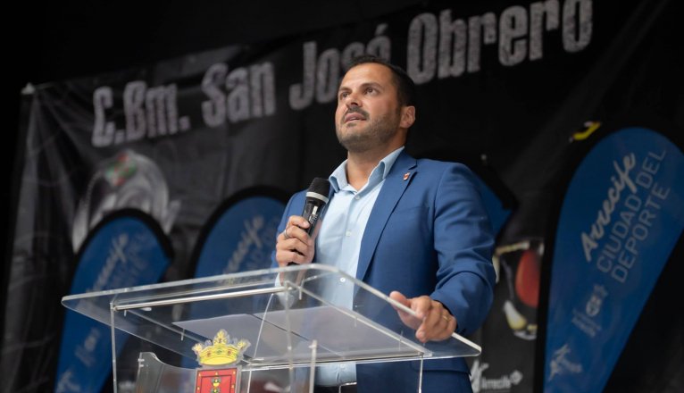 Un momento de la intervención del alcalde Yonathan de León que avanzó varias de las nuevas inversiones deportivas para Titerroy y otros barrios de Arrecife