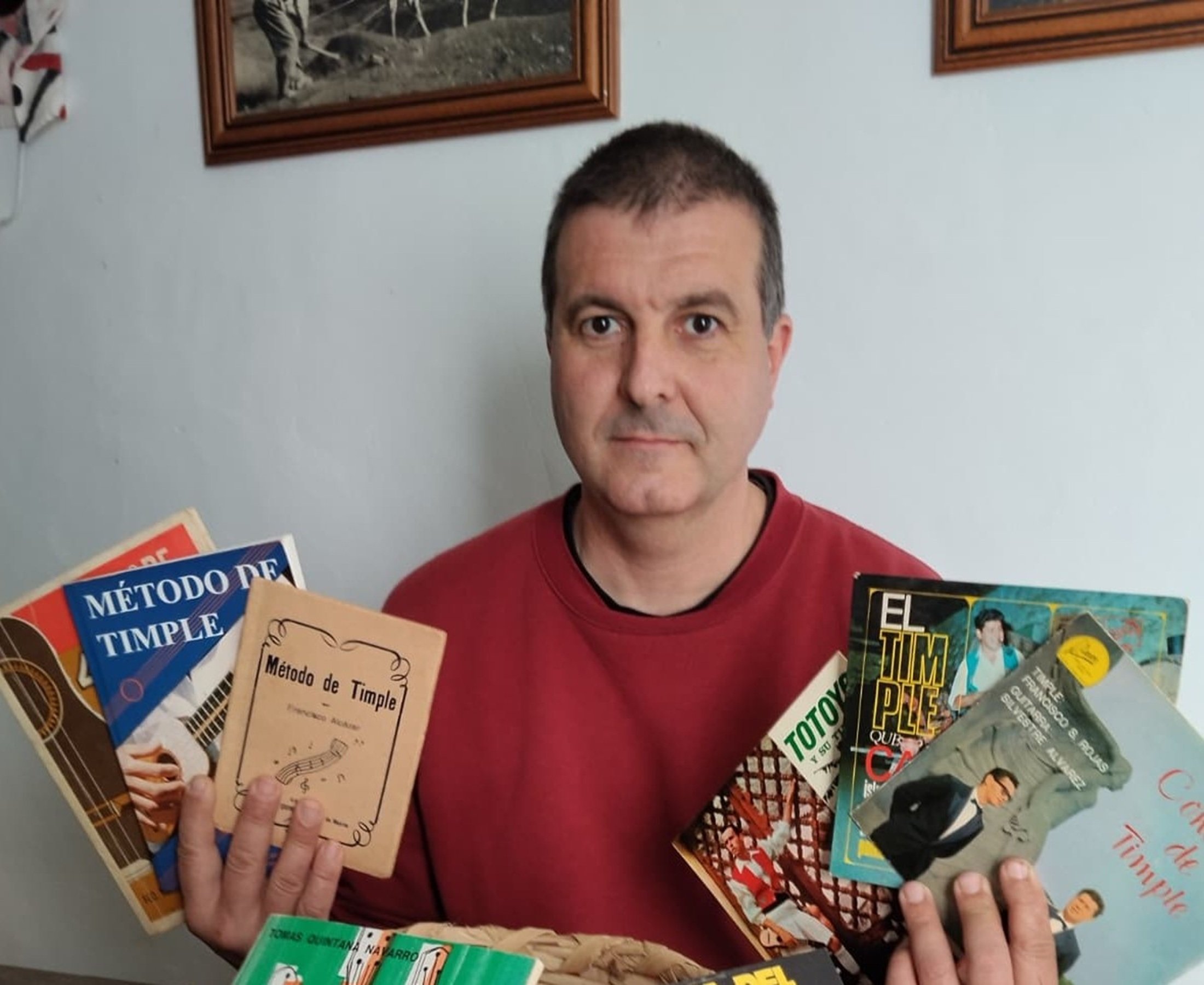 Daniel Morales con algunos de los materiales de la exposición