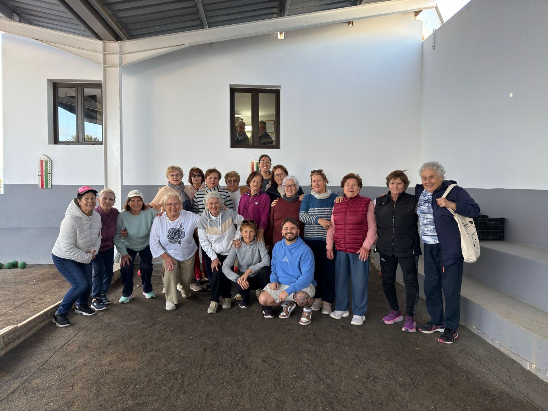 Foto de familia en la cancha de bola