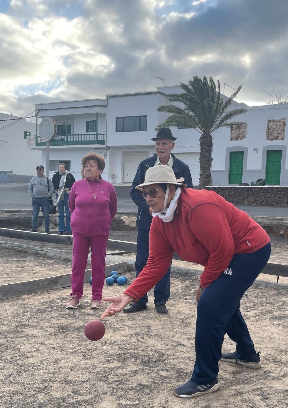 Proyecto de salud comunitaria con la bola canaria para mayores de 60 años
