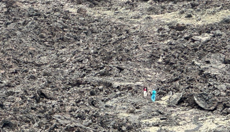 Tourists off the trails in Caldera Blanca. Photo: Andrea Domínguez.