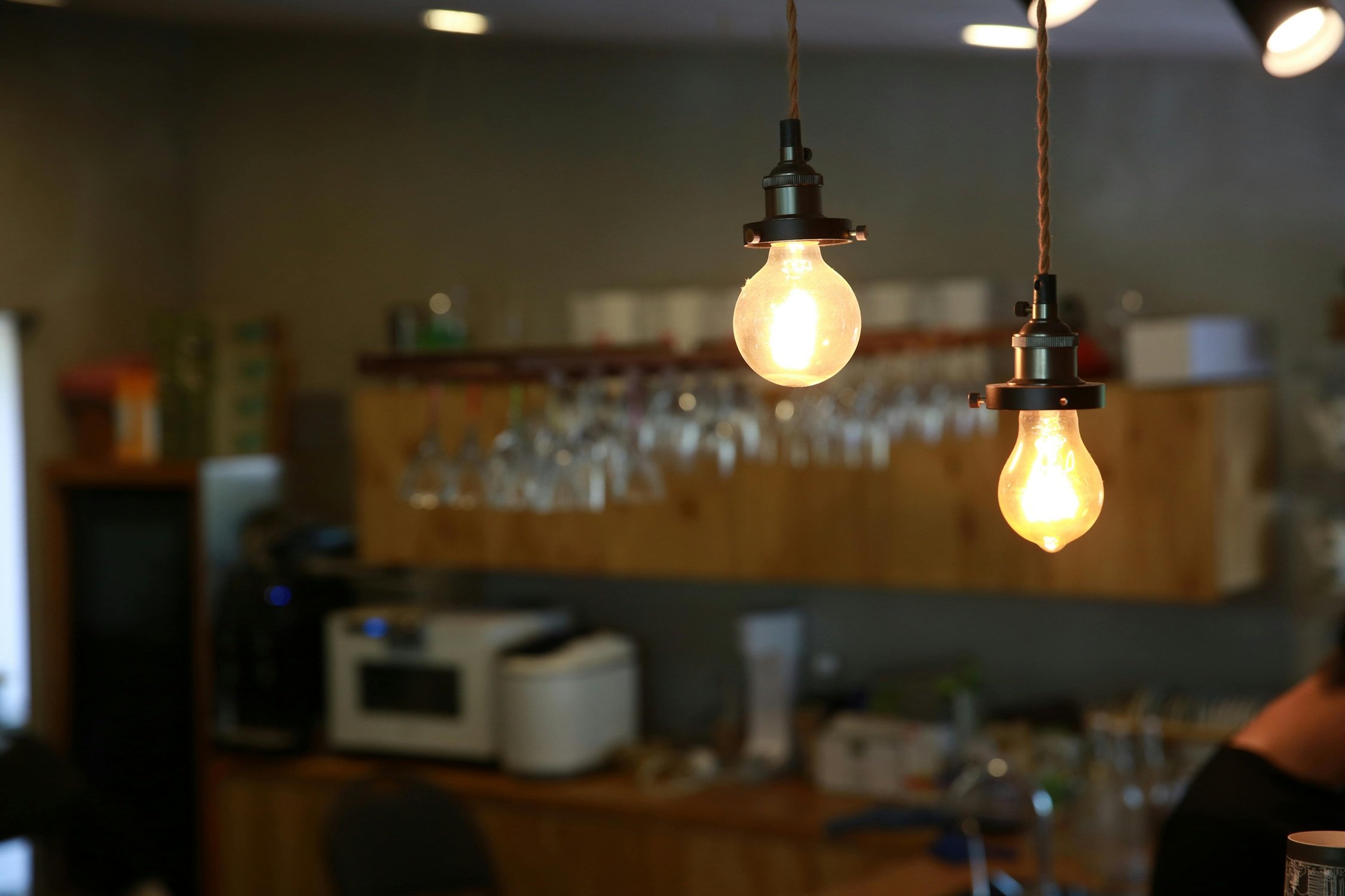 Cocina con bombillas encendidas