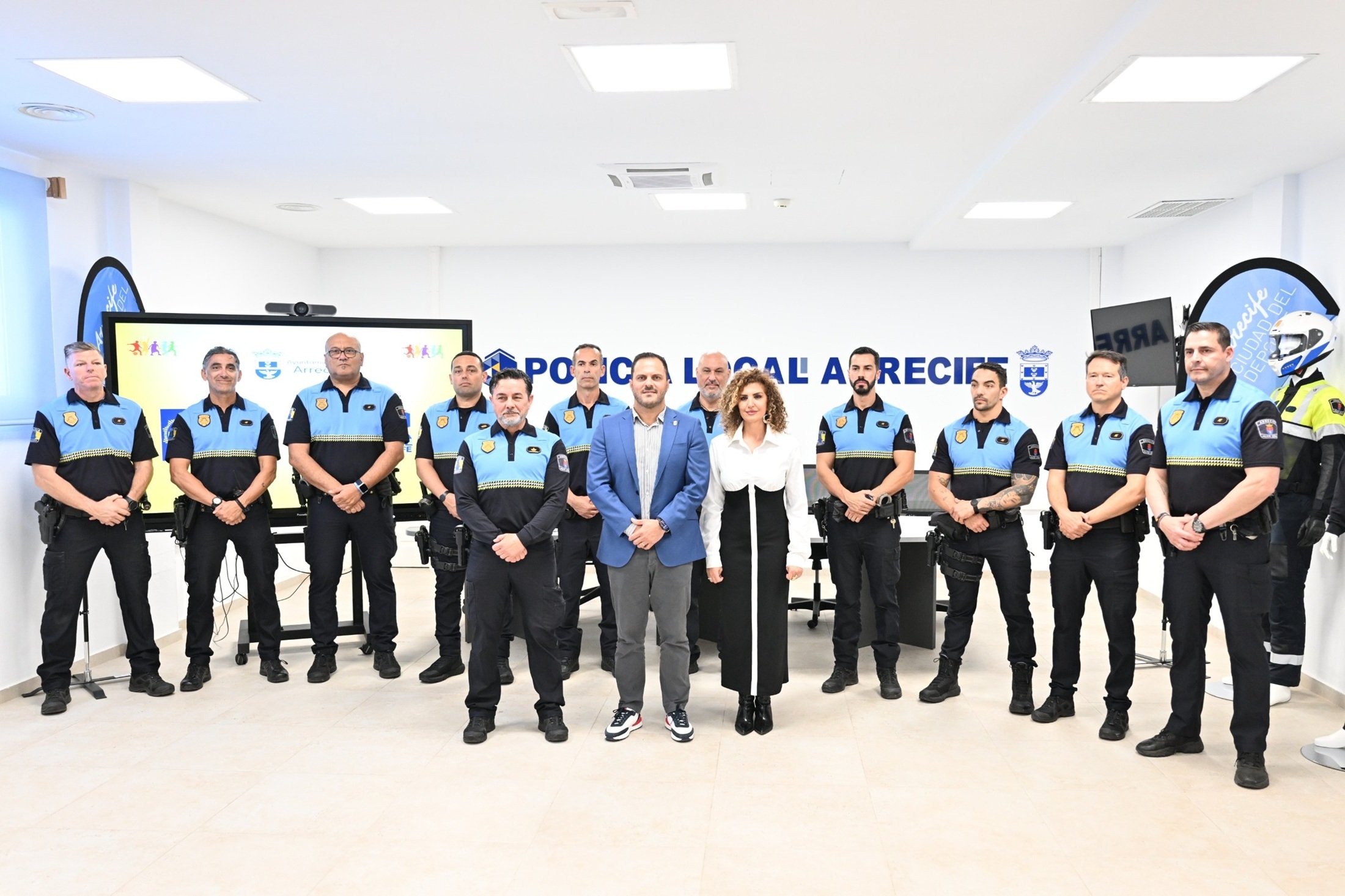El alcalde de Arrecife y la concejala de Deportes junto al subcomisario jefe y los 10 agentes de los agentes de Unidad de Prevención