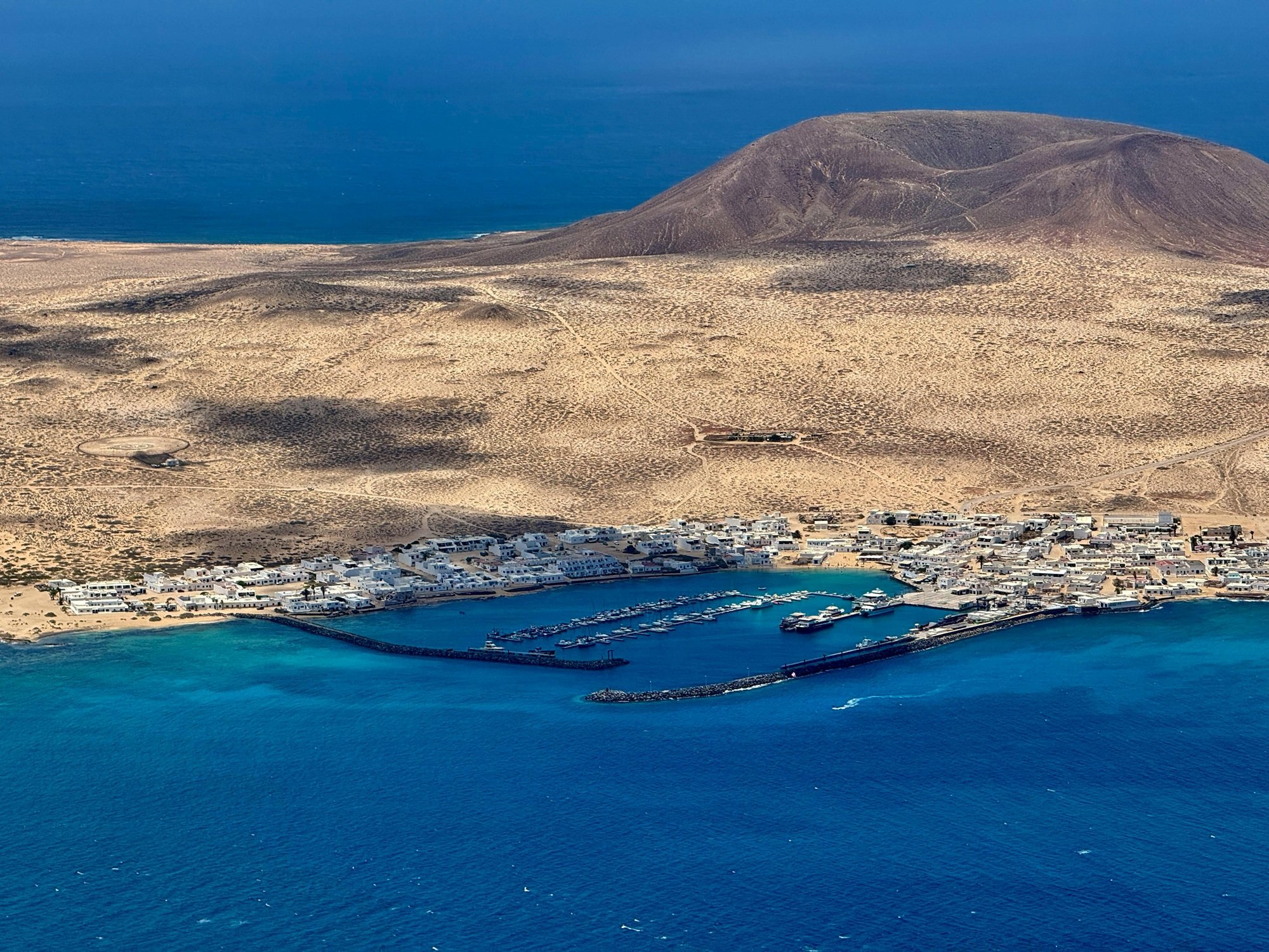 Aérea de viviendas en Caleta de Sebo, La Graciosa.