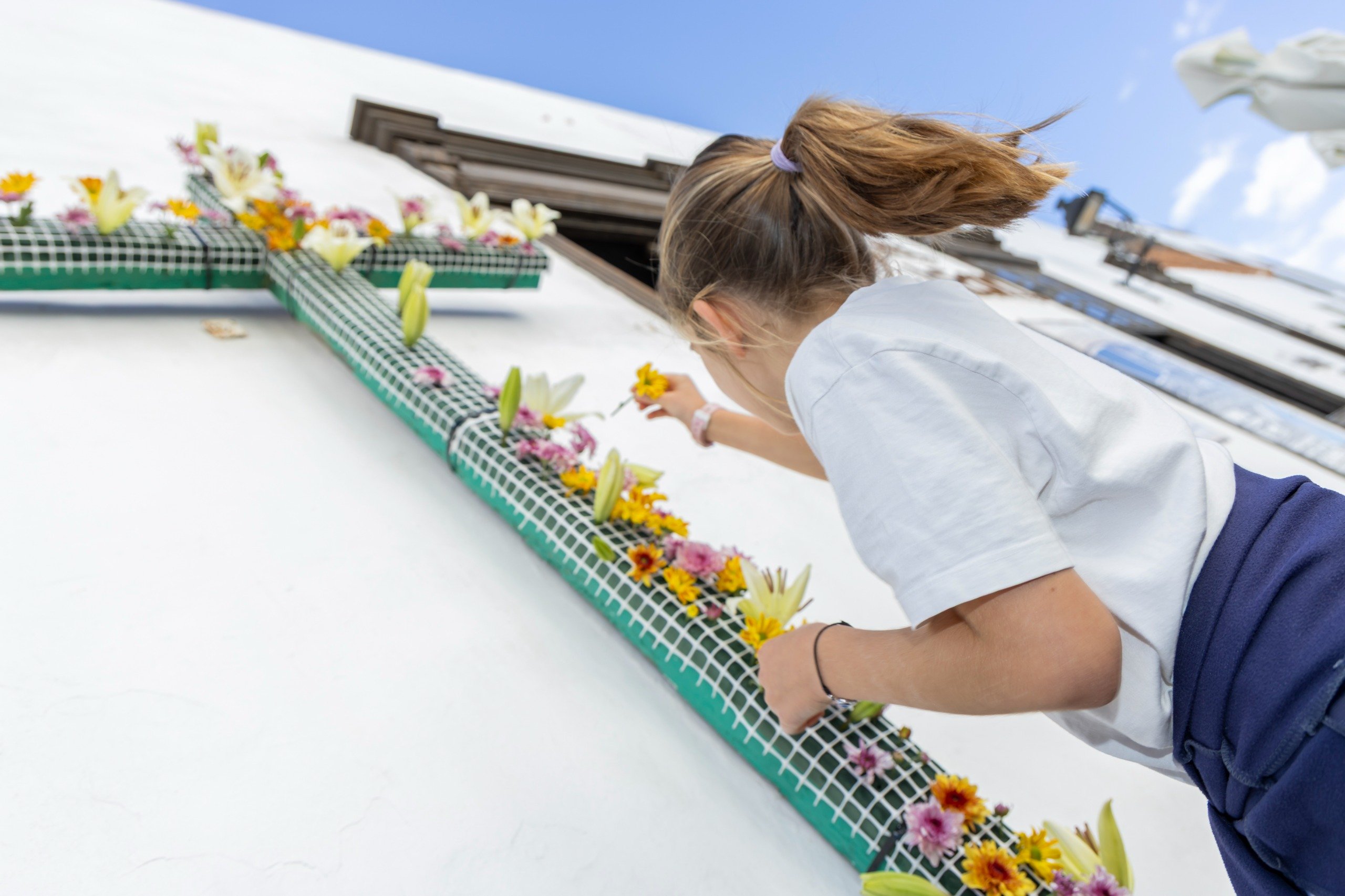 Enramado de cruces en La Villa, 2026