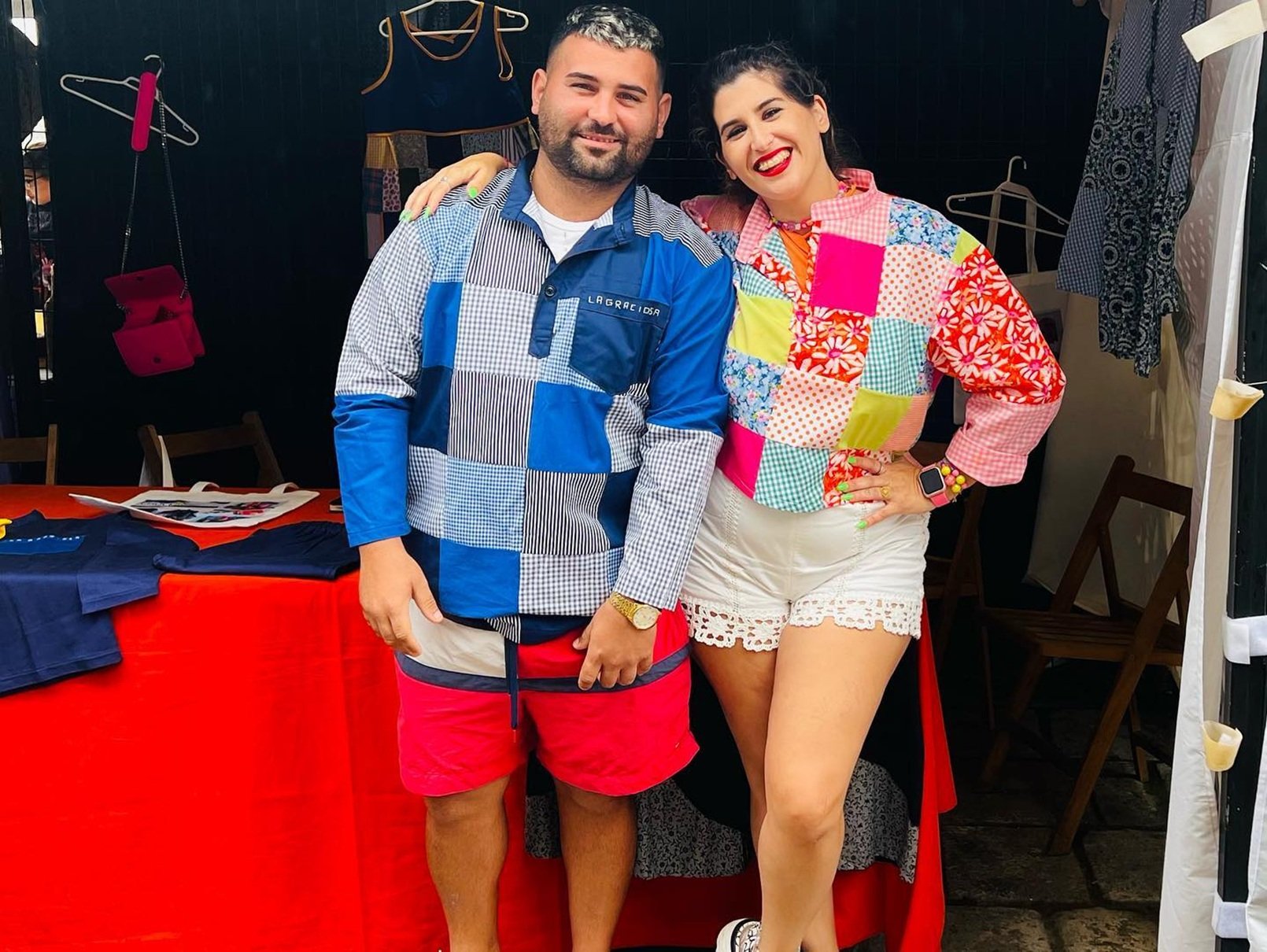 Los hermanos Tatiana y Raúl Hernández apoyan a su madre y van con ella a las ferias de artesanía. Imagen: redes sociales.