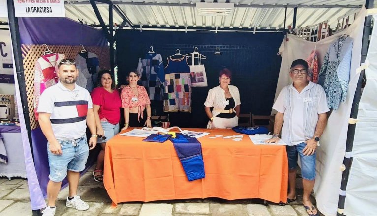 La famila Hernández Páez en una feria de artesanía en Tenerife.