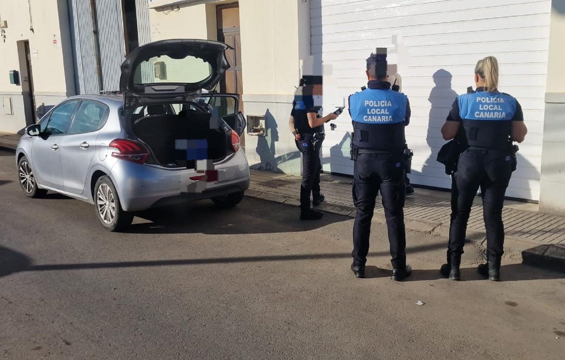 La Policía Local de Arrecife realiza un test de alcoholemia