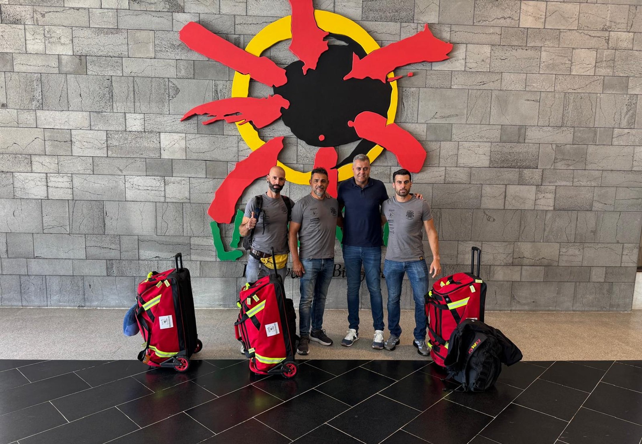 Francisco J. Aparicio junto a los bomberos
