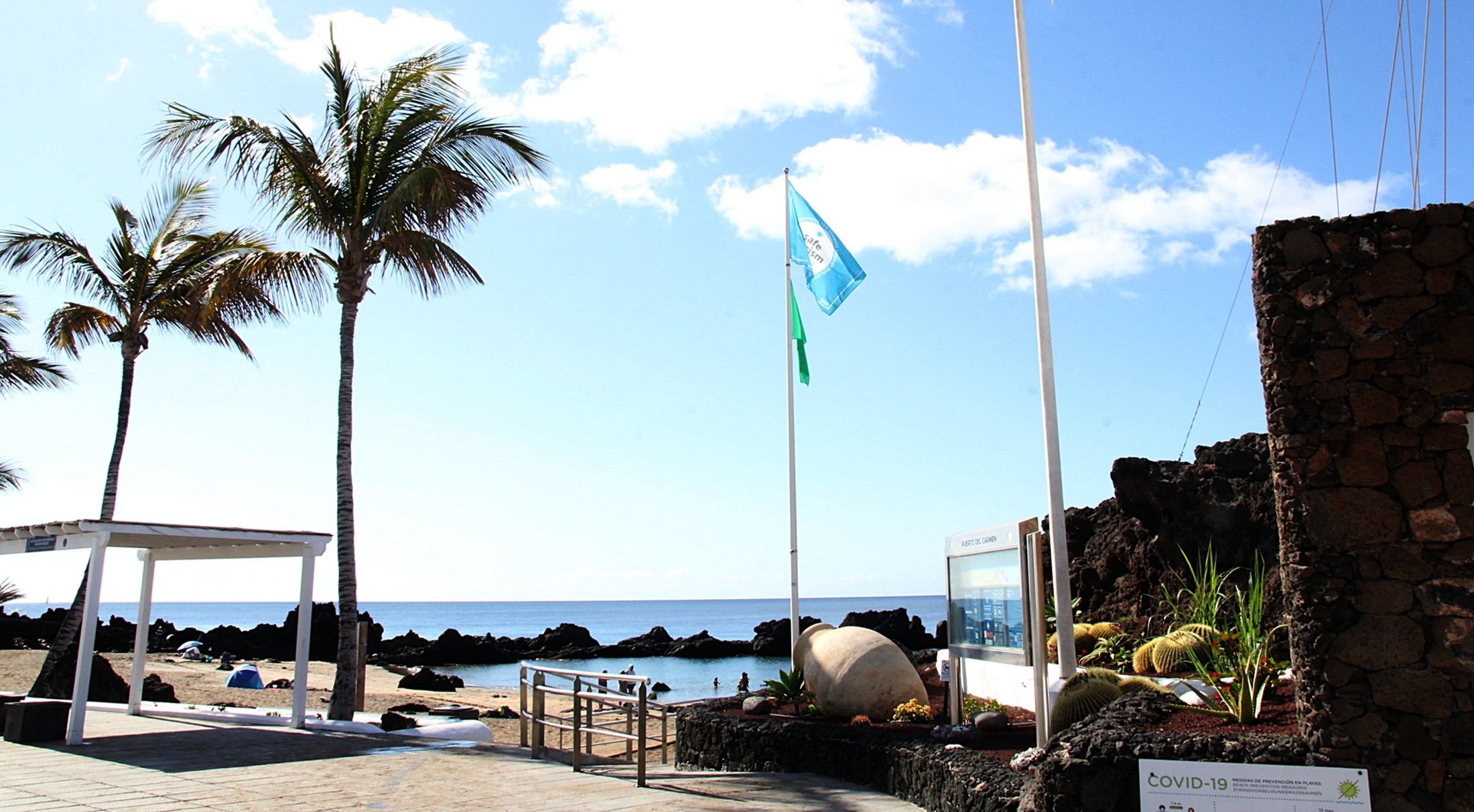 Una de las banderas azules en Puerto del Carmen