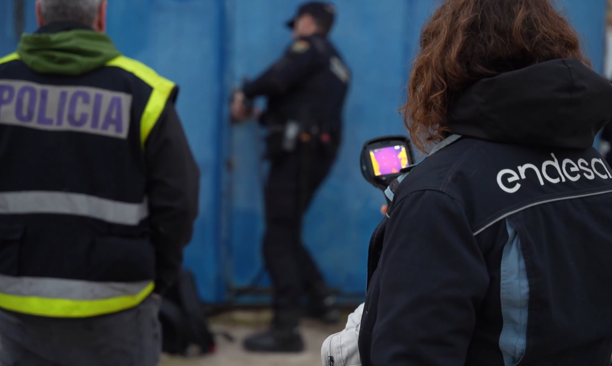 Agentes policiales y personal de Endesa, durante una inspección para detectar fraudes eléctricos