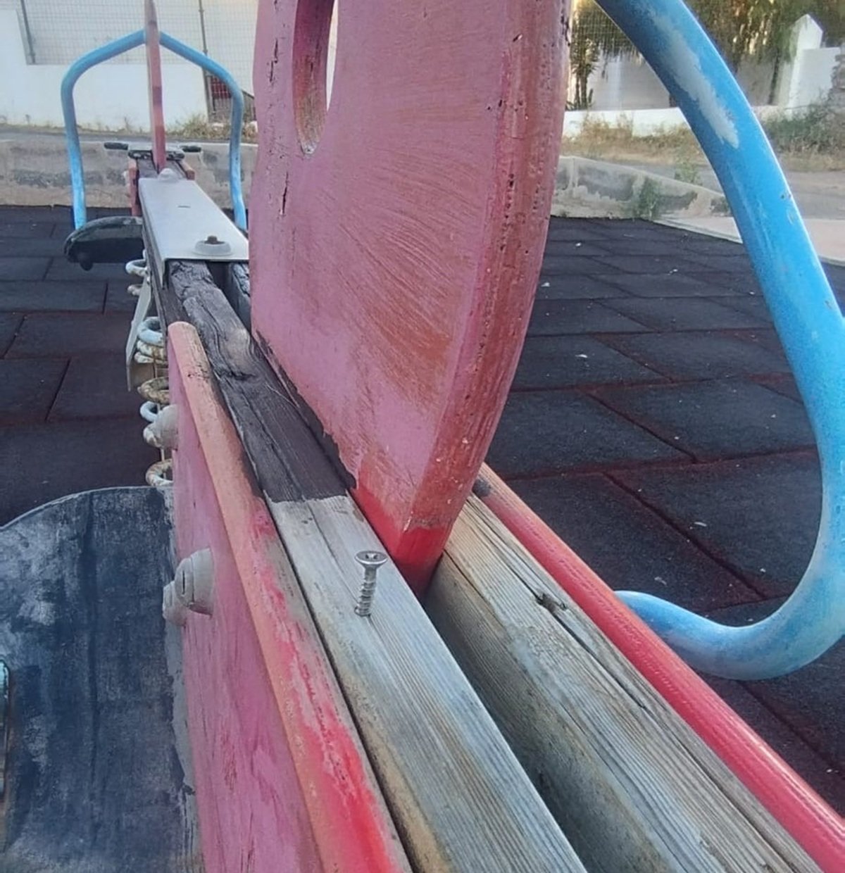 Estado de uno de los parques infantiles de Tías