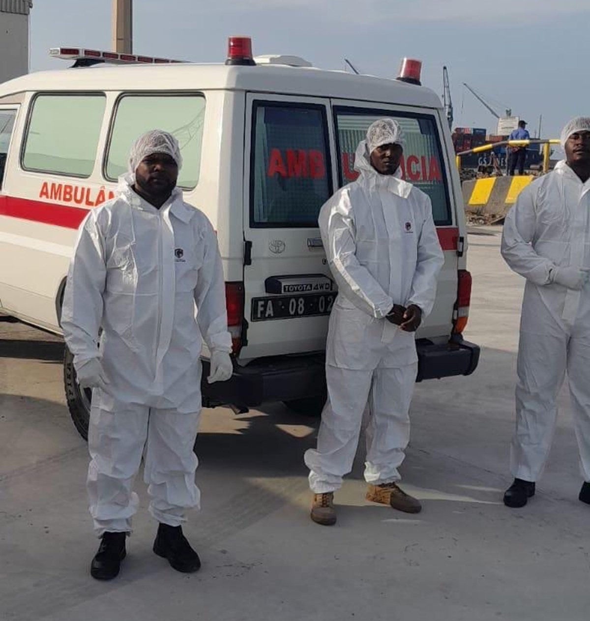 Healthcare personnel during the evacuation of hantavirus patients. Photo: WHO