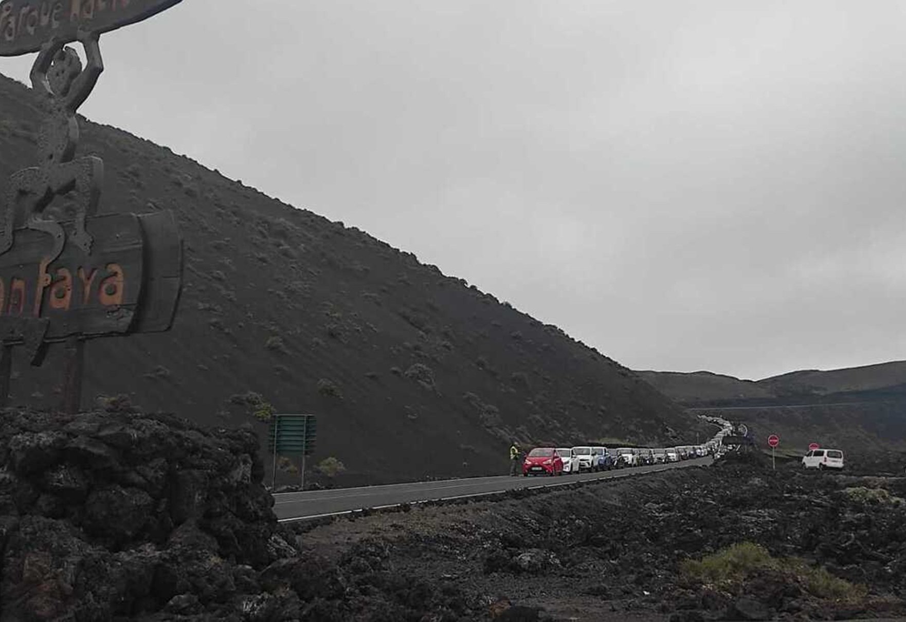 Coches esperando para entrar en Timanfaya en una imagen de archivo.