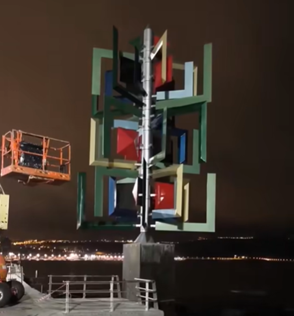 Momento de la instalación de la réplica de El juguete del viento de César Manrique en Las Canteras. Imagen: redes sociales.
