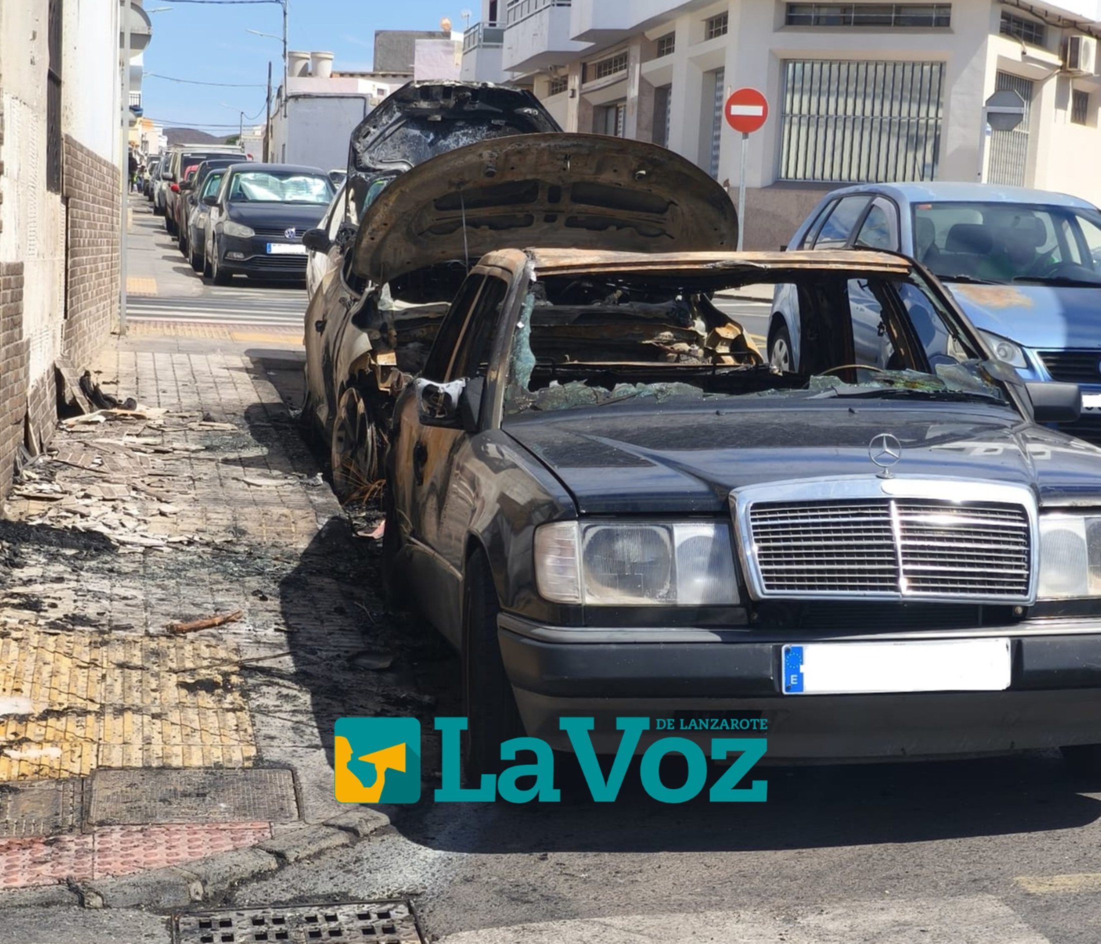 Coches afectados por las llamas. Foto: La Voz