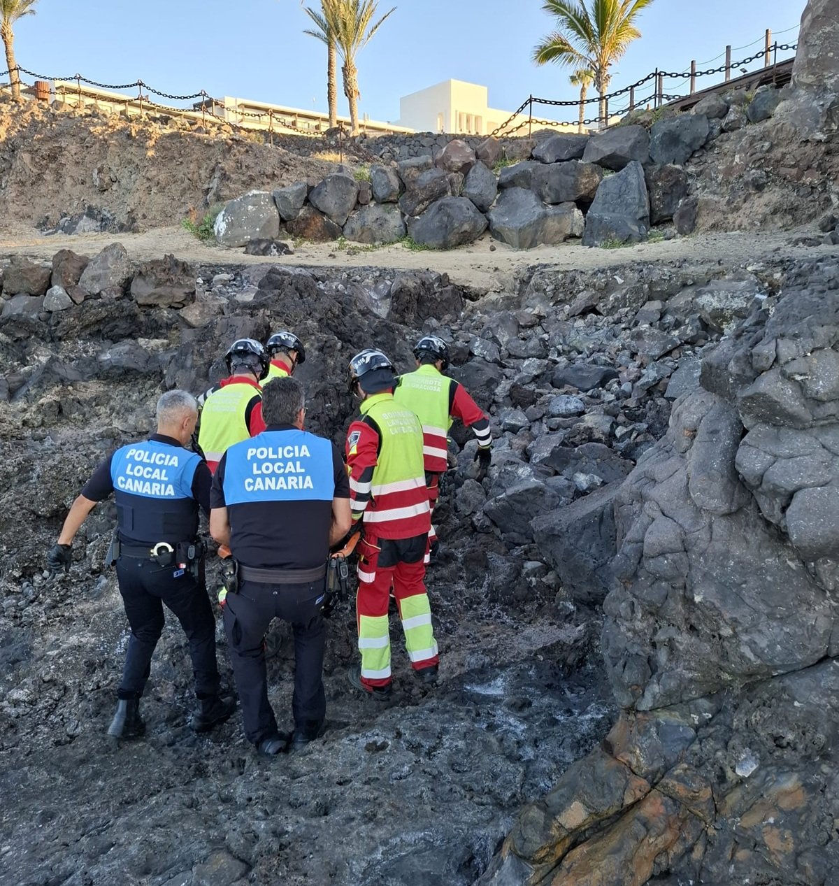 Bomberos y Policía Local durante el rescate