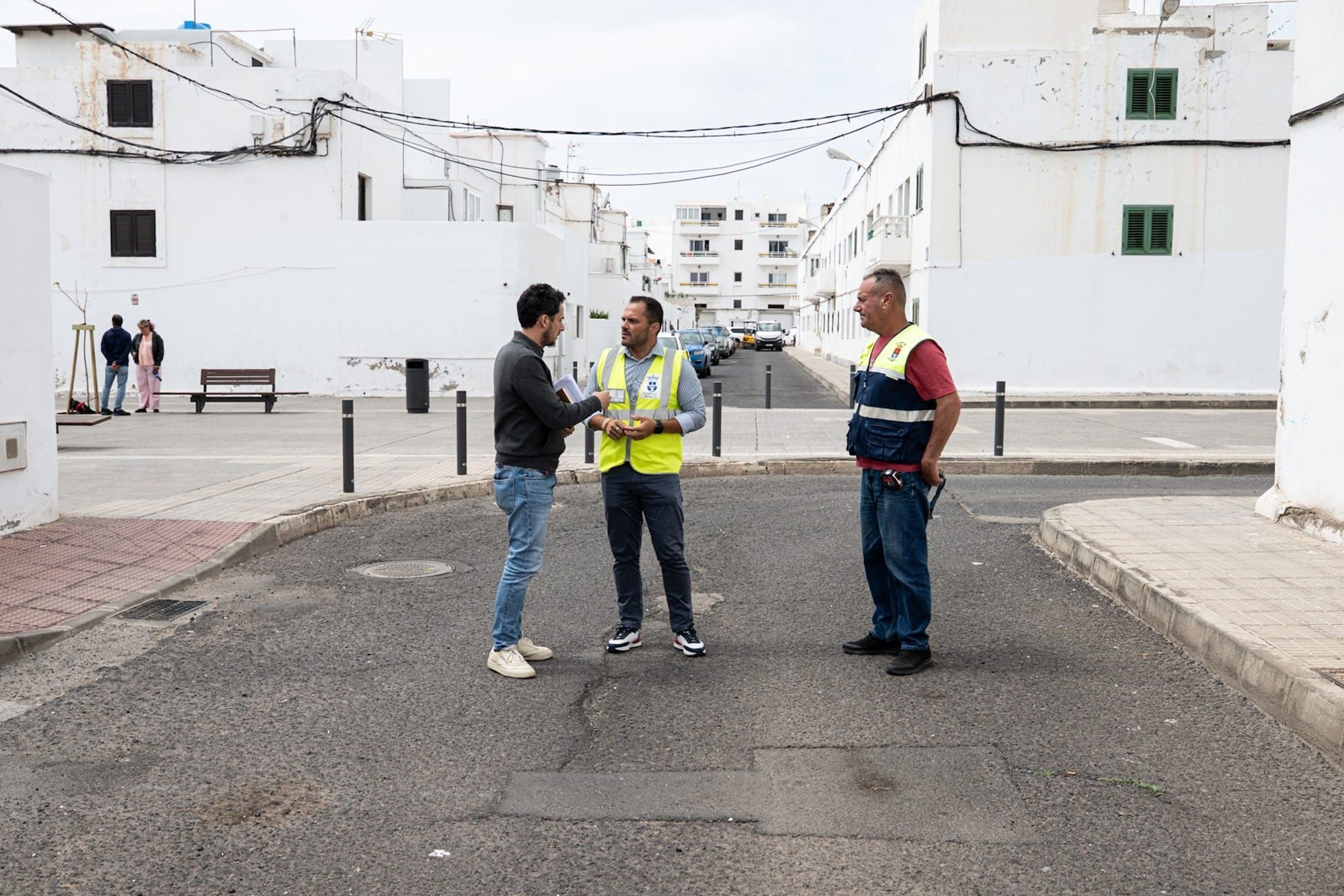 El alcalde Yonathan de León, junto al ingeniero jefe de Obras Públicas y el encargado municipal de Obras, en Valterra