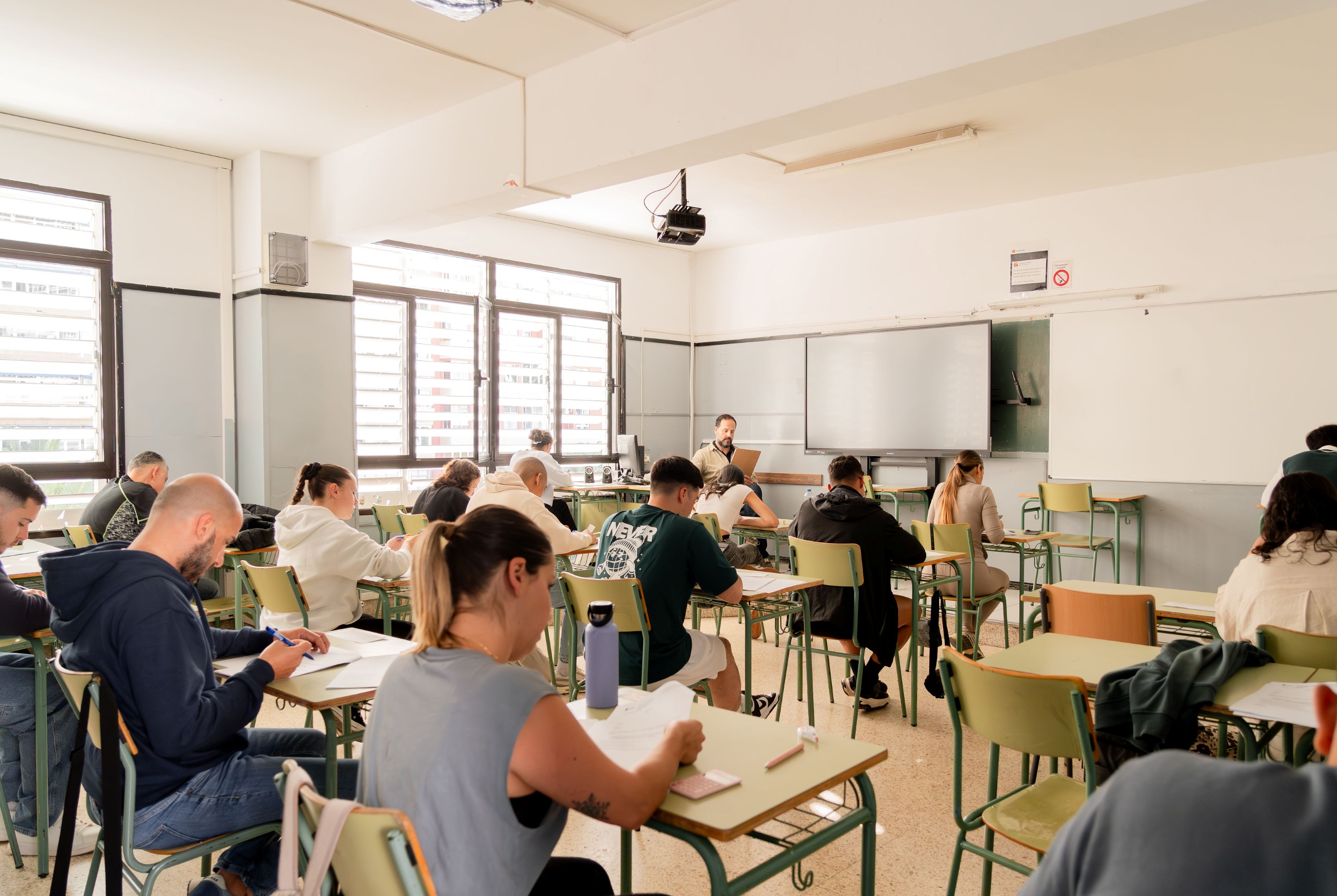 FOTO 1. Cerca de 3.700 personas se examinaron este fin de semana en Canarias para acceder a estudios de FP