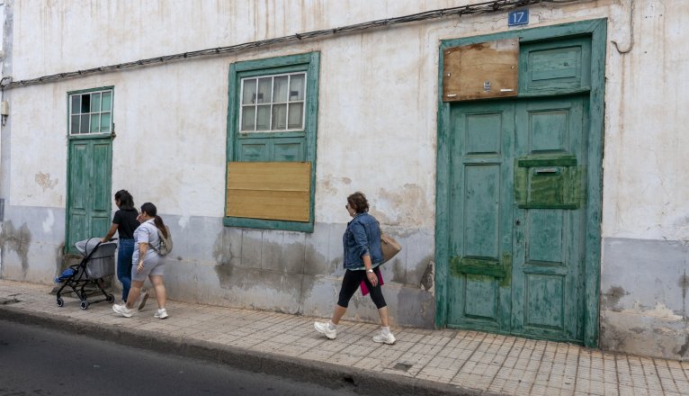 Inmuebles tapiados en el centro de Arrecife. Foto: Juan Mateos.