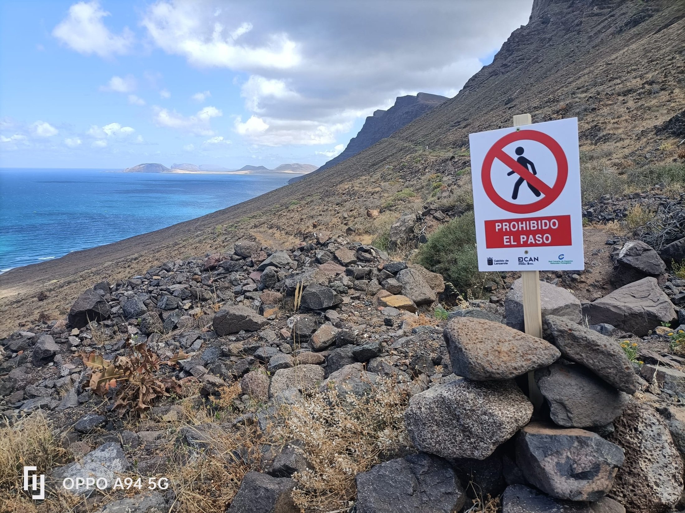 Cartelería instalada en el risco de Famara