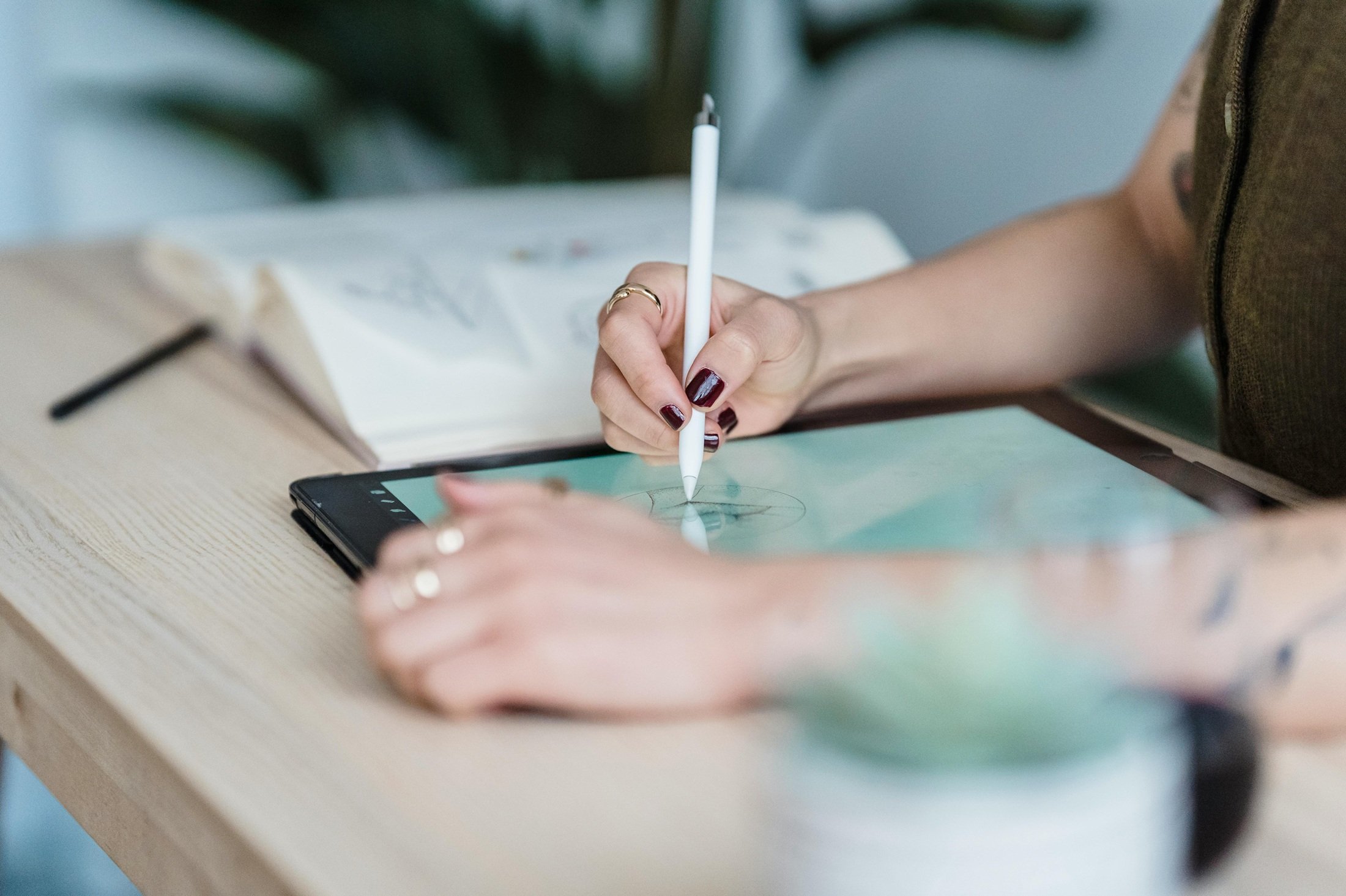 Una diseñadora gráfica trabaja en un proyecto. Foto: Pexels Una diseñadora gráfica trabaja en un proyecto. Foto: Pexels