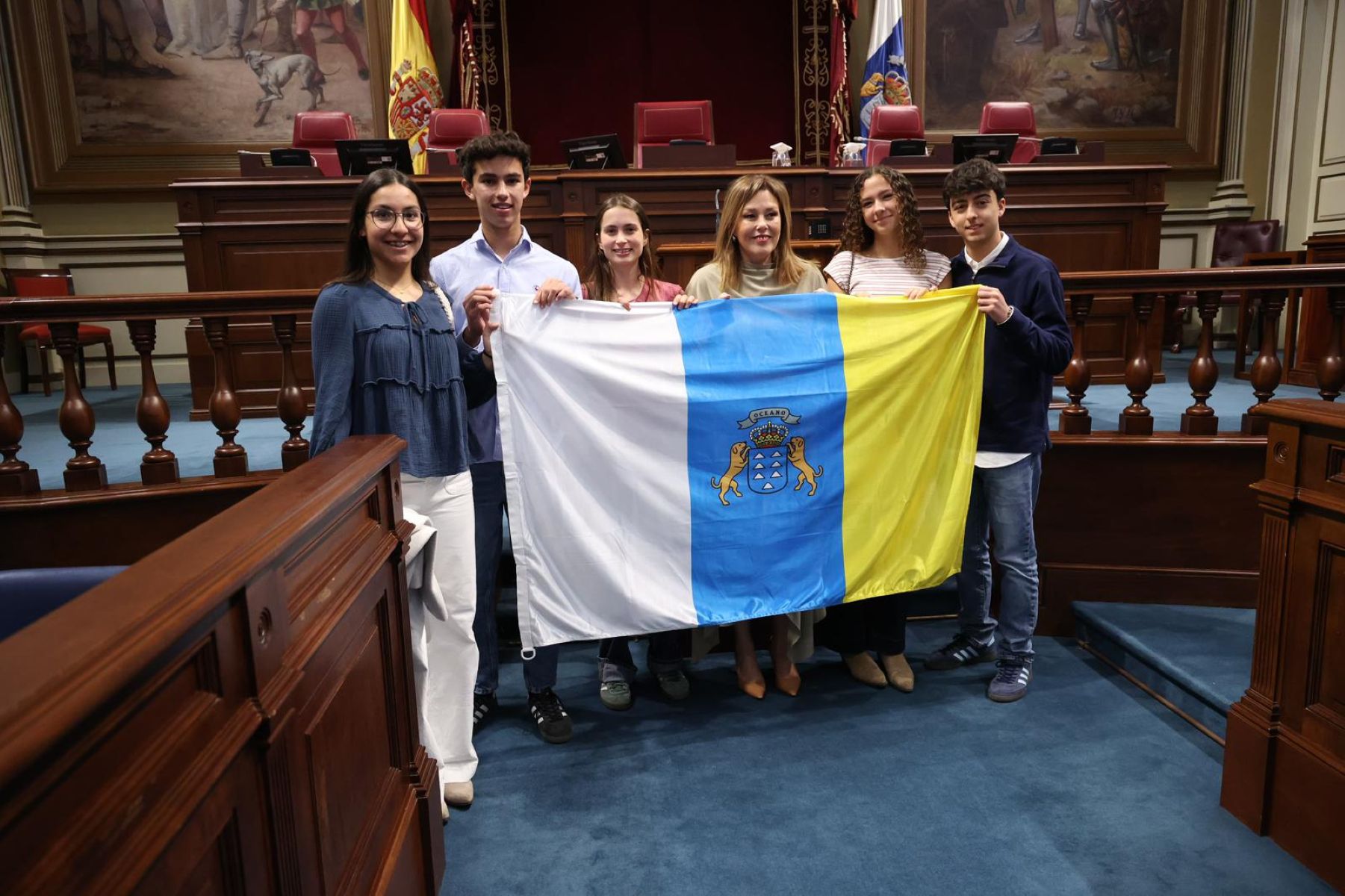 Ástrid Pérez entrega la bandera canaria 